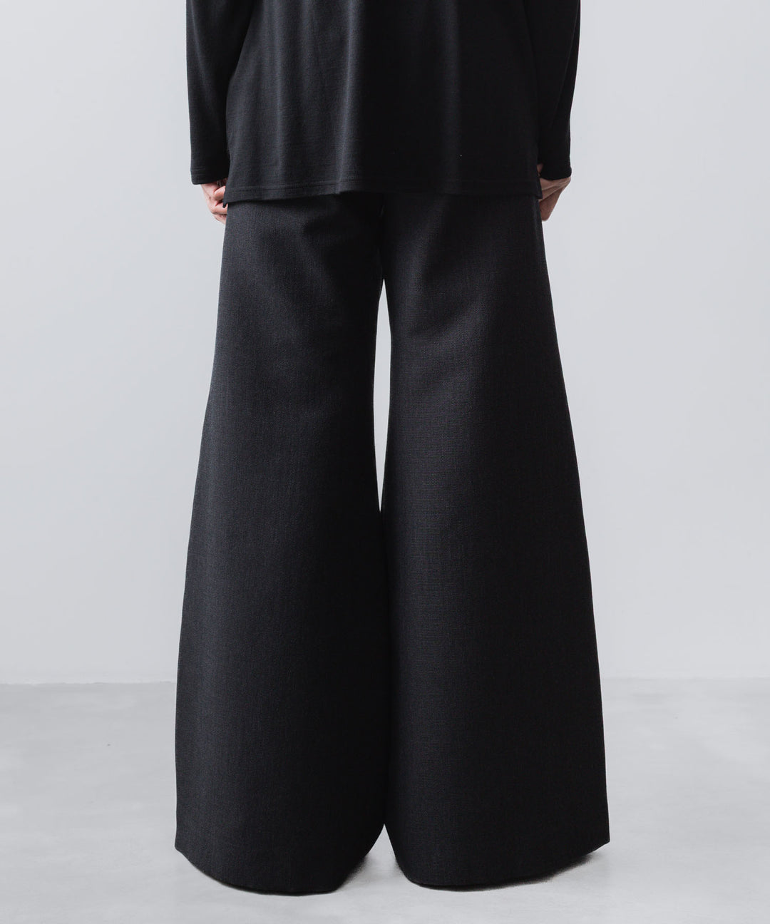 ato(アトウ)のRECYCLE POLYESTER/WOOL WIDE FLAIR PANTS - BLACKの公式通販サイトsession福岡セレクトショップ