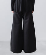 画像をギャラリービューアに読み込む, ato(アトウ)のRECYCLE POLYESTER/WOOL WIDE FLAIR PANTS - BLACKの公式通販サイトsession福岡セレクトショップ
