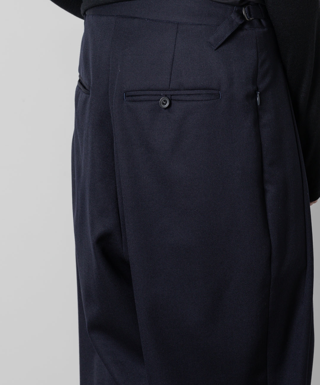 ato(アトウ)のWOOL 2TACK TAPERED PANTSのNAVY