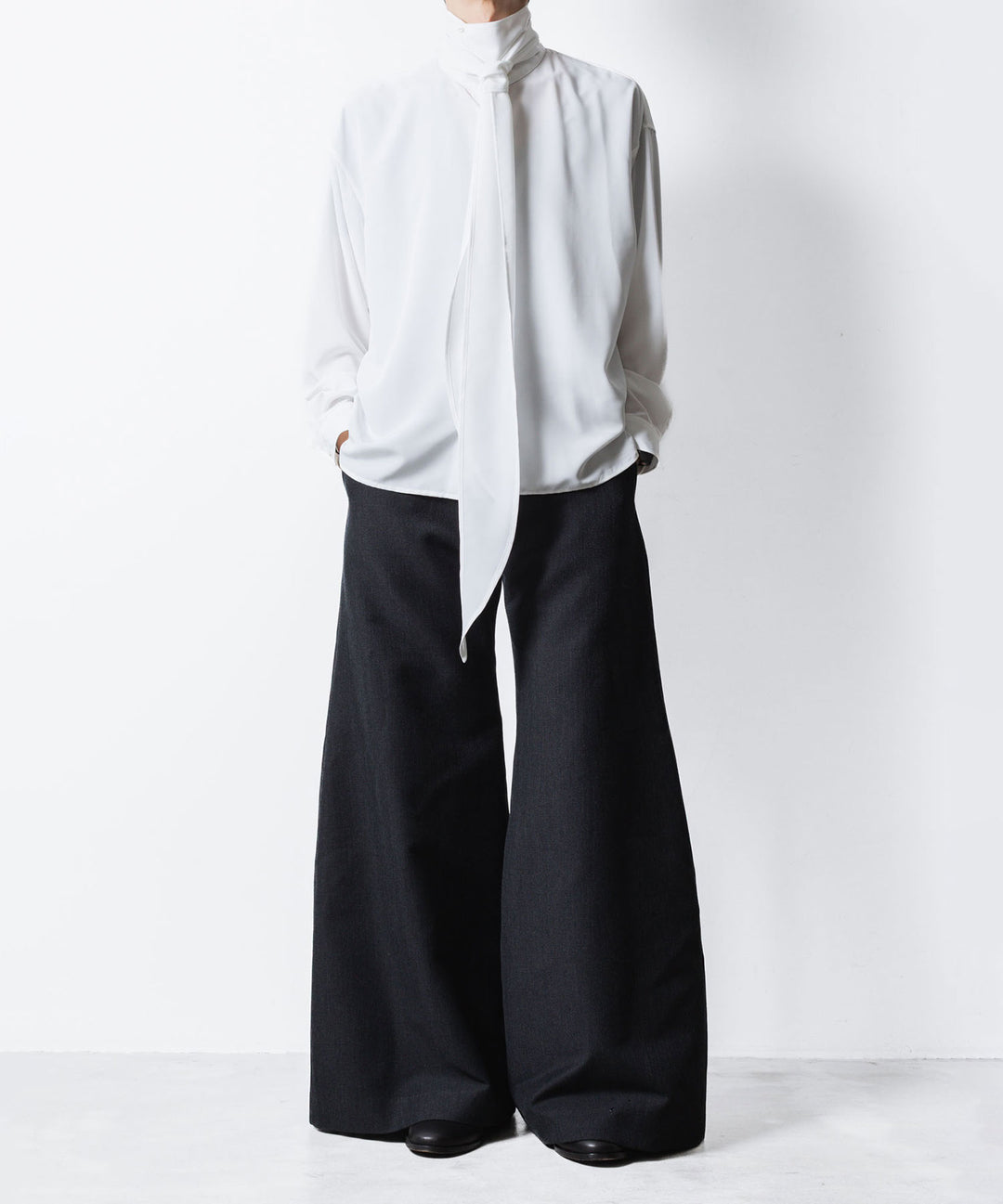 ato(アトウ)のRECYCLE POLYESTER/WOOL WIDE FLAIR PANTS - BLACKの公式通販サイトsession福岡セレクトショップ