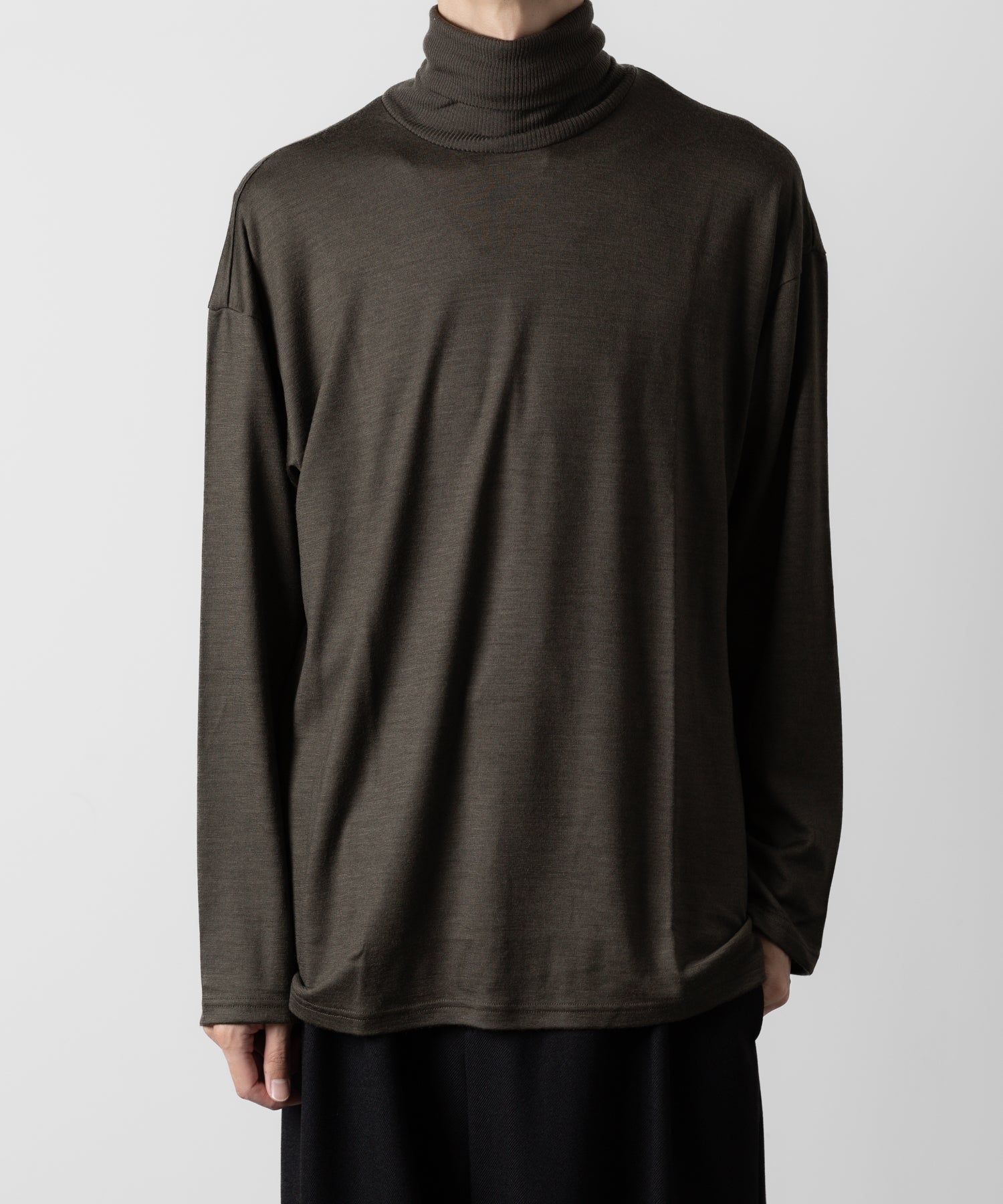 ato(アトウ)のWOOL JERSEY TURTLE NECK - KHAKIの公式通販サイトsession福岡セレクトショップ