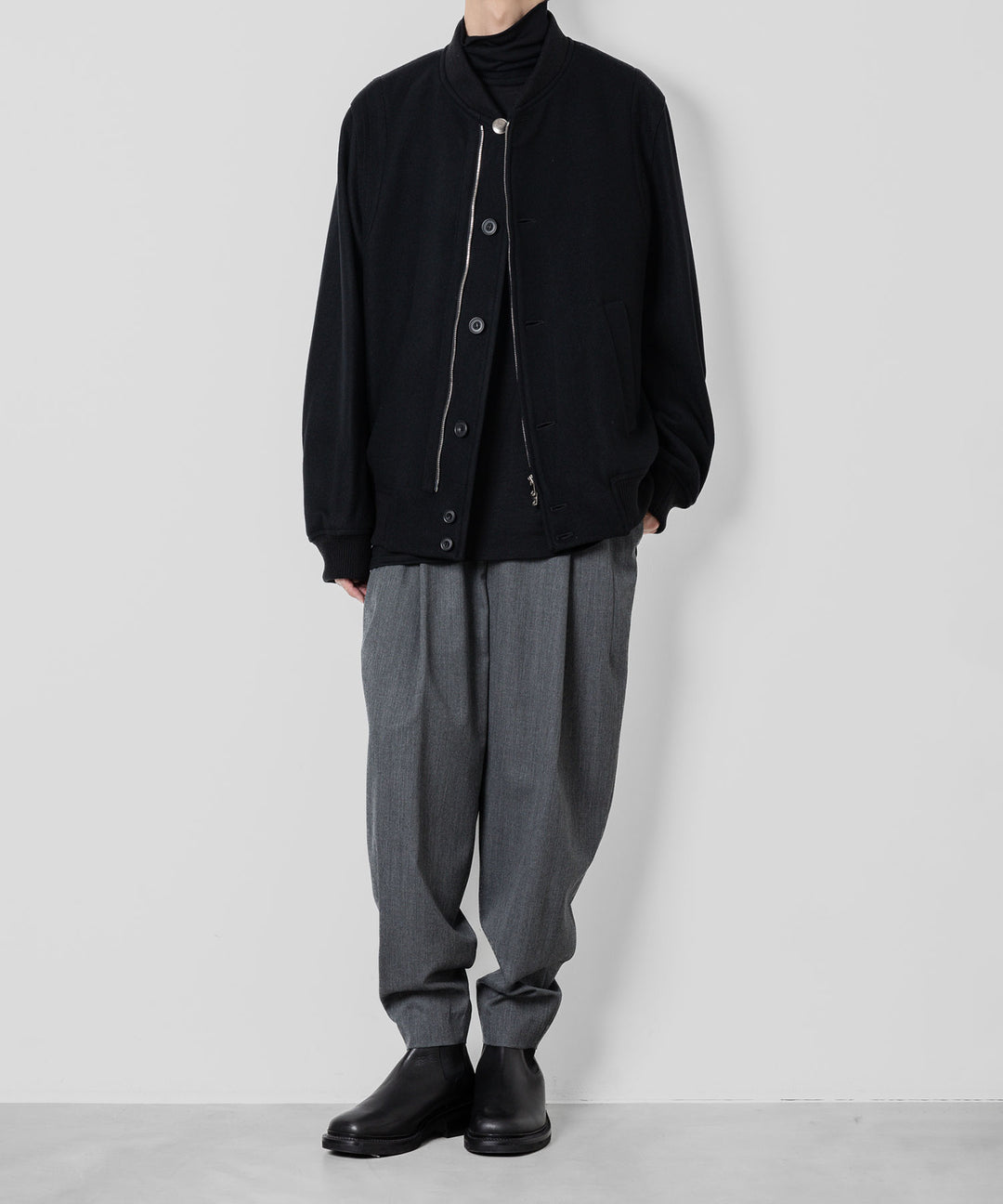 ato(アトウ)のWOOL 2TACK TAPERED PANTSのCHARCOAL