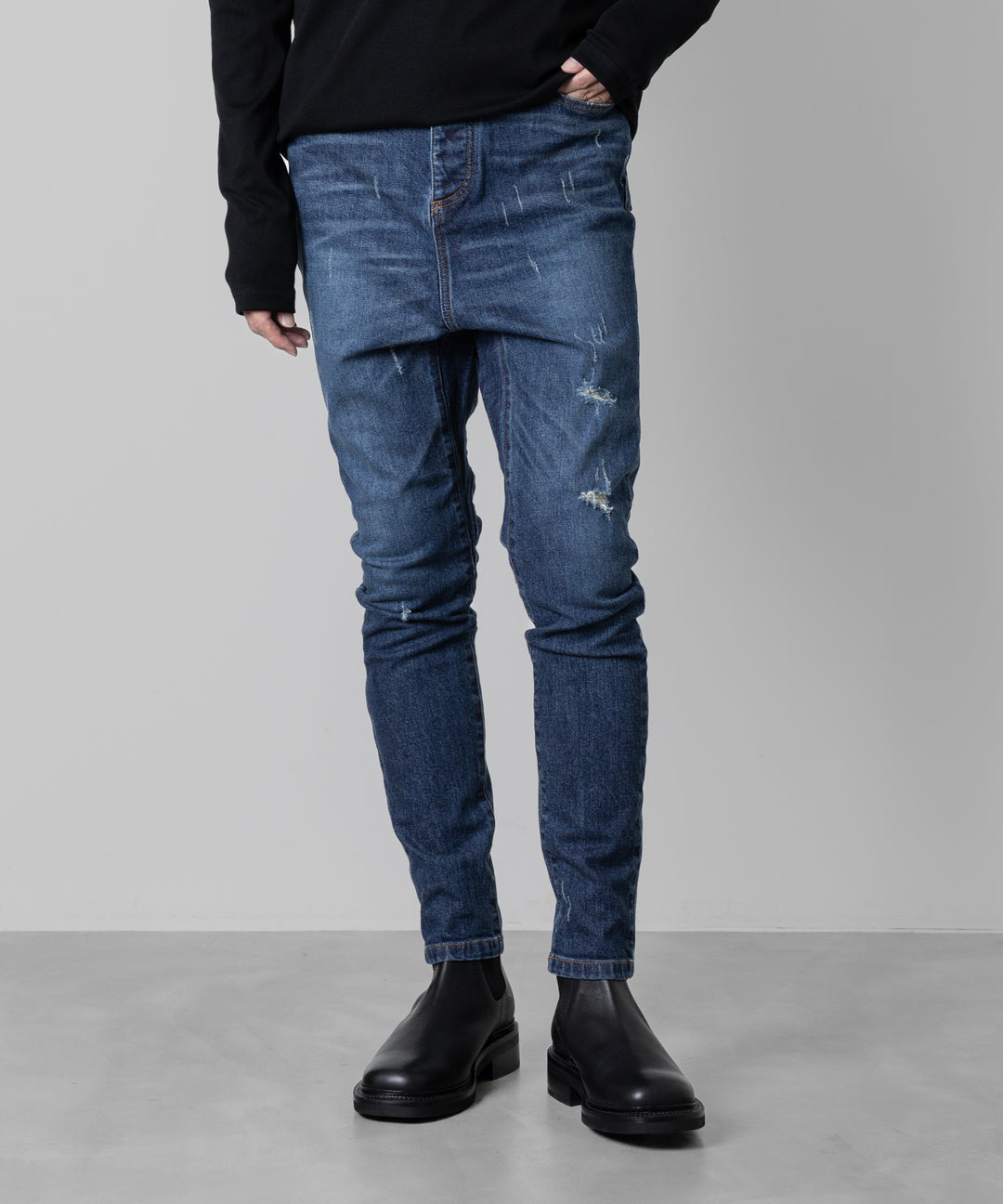 ato(アトウ)の23awコレクションのDAMAGED STRETCH SARROUEL DENIM PANTSのNAVY