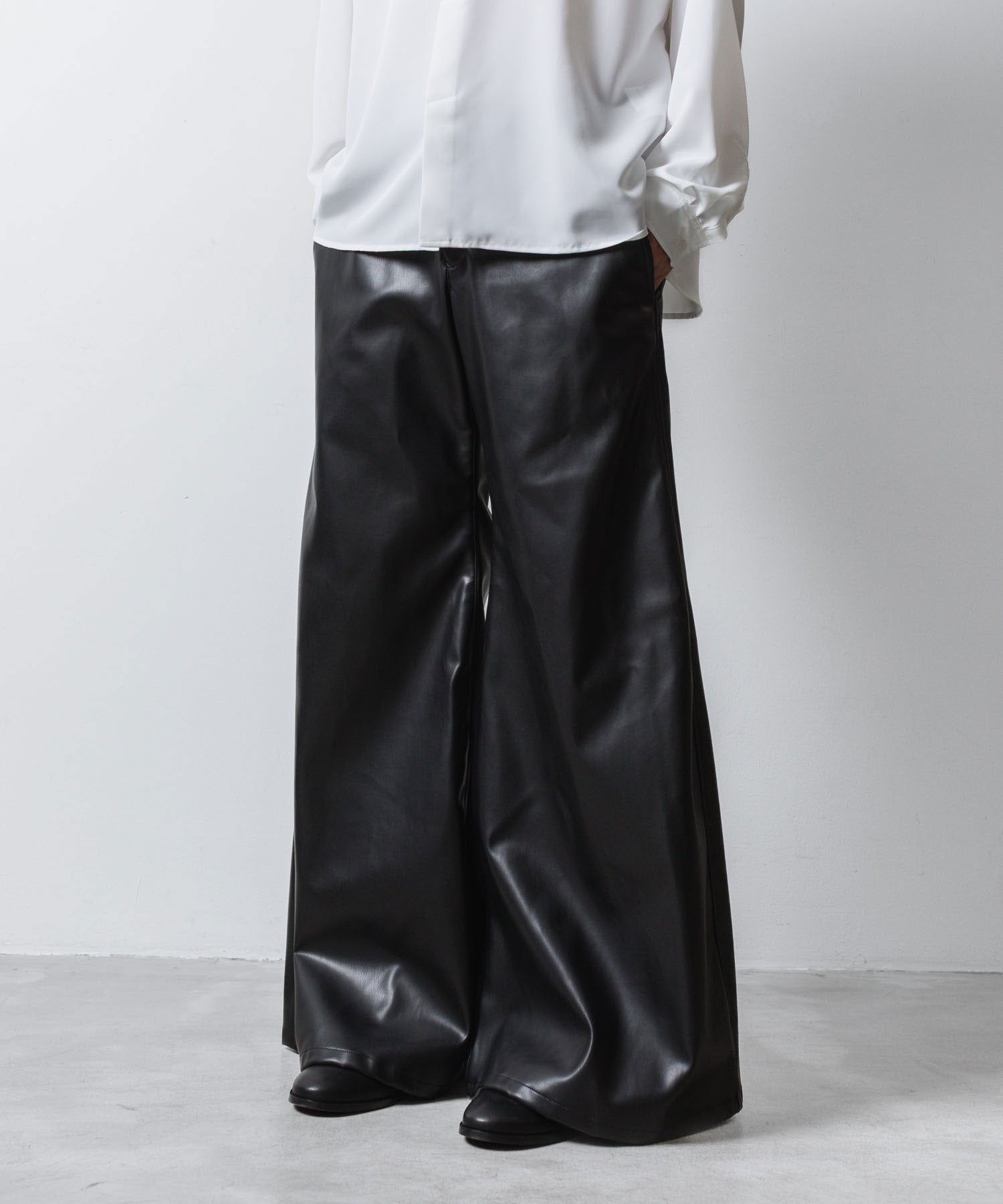 ato(アトウ)のSYNTHETIC LEATHER WIDE FLAIR PANTS - BLACKの公式通販サイトsession福岡セレクトショップ