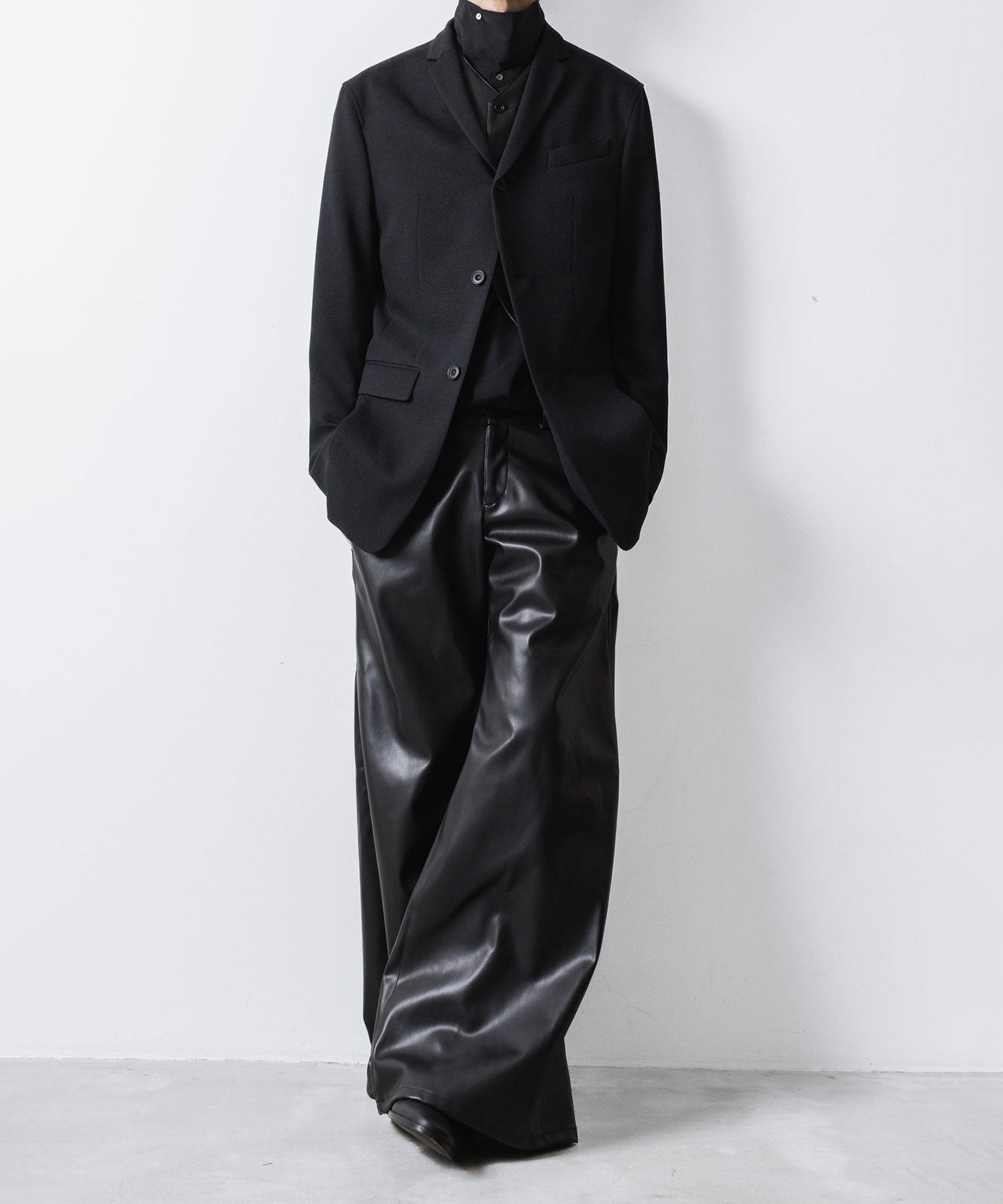 ato(アトウ)のSYNTHETIC LEATHER WIDE FLAIR PANTS - BLACKの公式通販サイトsession福岡セレクトショップ