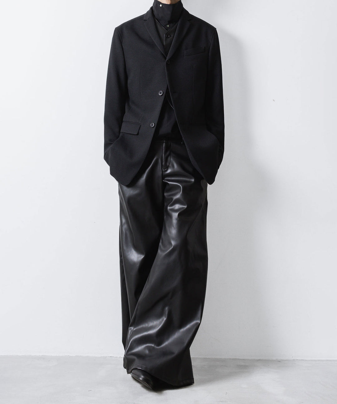ato(アトウ)のSYNTHETIC LEATHER WIDE FLAIR PANTS - BLACKの公式通販サイトsession福岡セレクトショップ