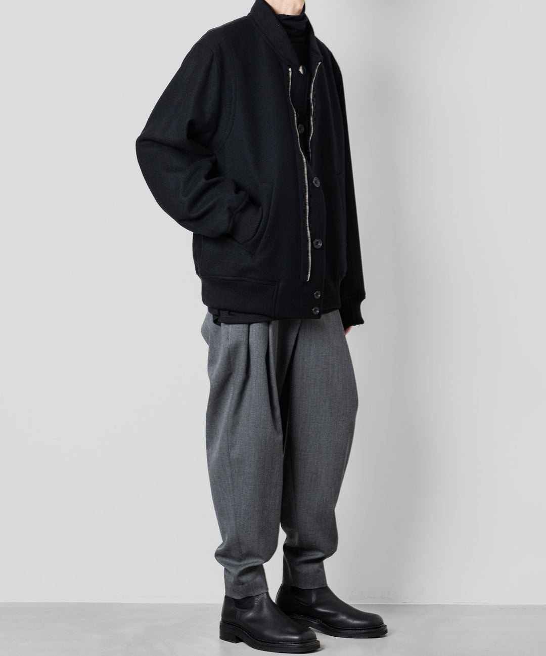 ato(アトウ)のWOOL 2TACK TAPERED PANTSのCHARCOAL