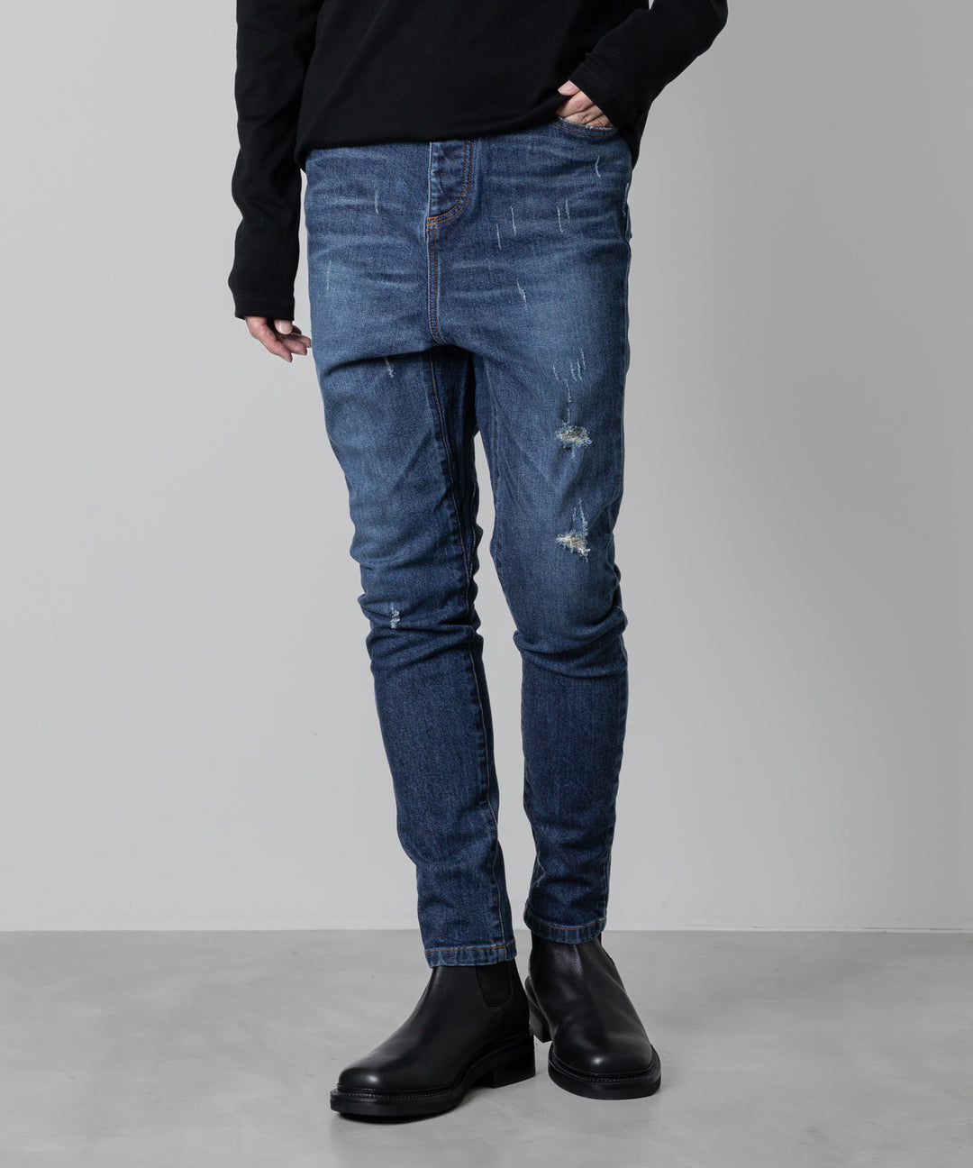 ato(アトウ)の23awコレクションのDAMAGED STRETCH SARROUEL DENIM PANTSのNAVY