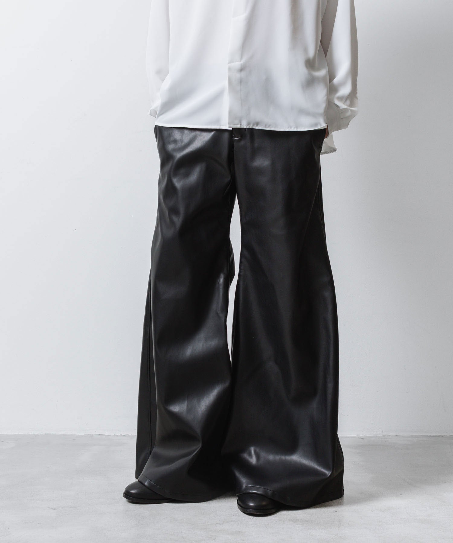 ato(アトウ)のSYNTHETIC LEATHER WIDE FLAIR PANTS - BLACKの公式通販サイトsession福岡セレクトショップ