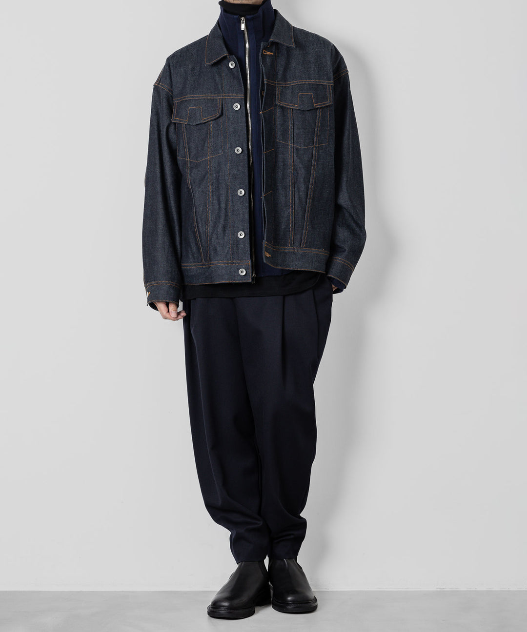 ato(アトウ)のWOOL 2TACK TAPERED PANTSのNAVY