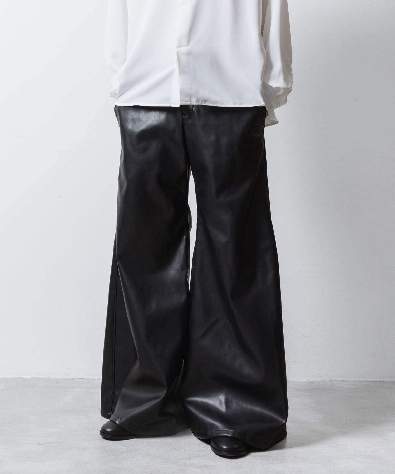 ato(アトウ)のSYNTHETIC LEATHER WIDE FLAIR PANTS - BLACKの公式通販サイトsession福岡セレクトショップ