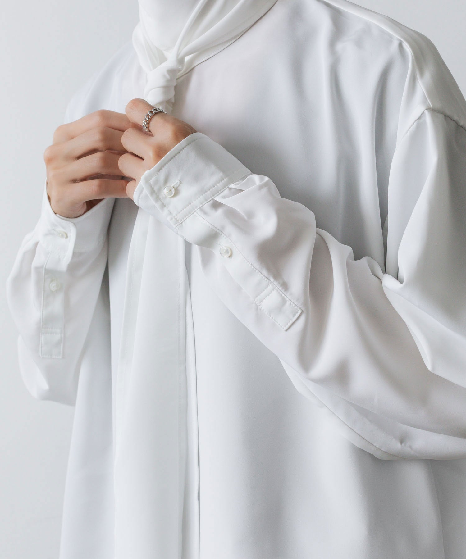 ato(アトウ)のCREPE DE CHINE  SHORT SCARF SHIRT - WHITEの公式通販サイトsession福岡セレクトショップ