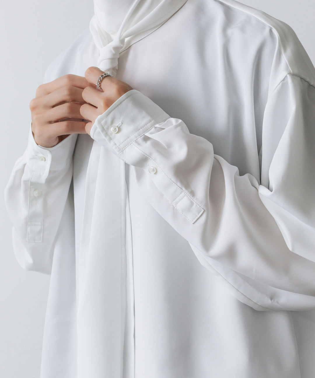 ato(アトウ)のCREPE DE CHINE  SHORT SCARF SHIRT - WHITEの公式通販サイトsession福岡セレクトショップ