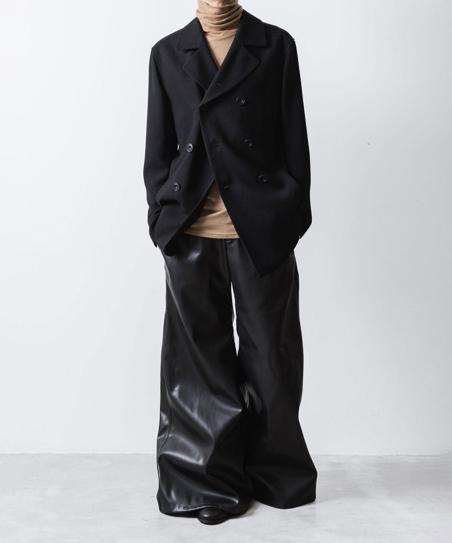 ato(アトウ)のSYNTHETIC LEATHER WIDE FLAIR PANTS - BLACKの公式通販サイトsession福岡セレクトショップ