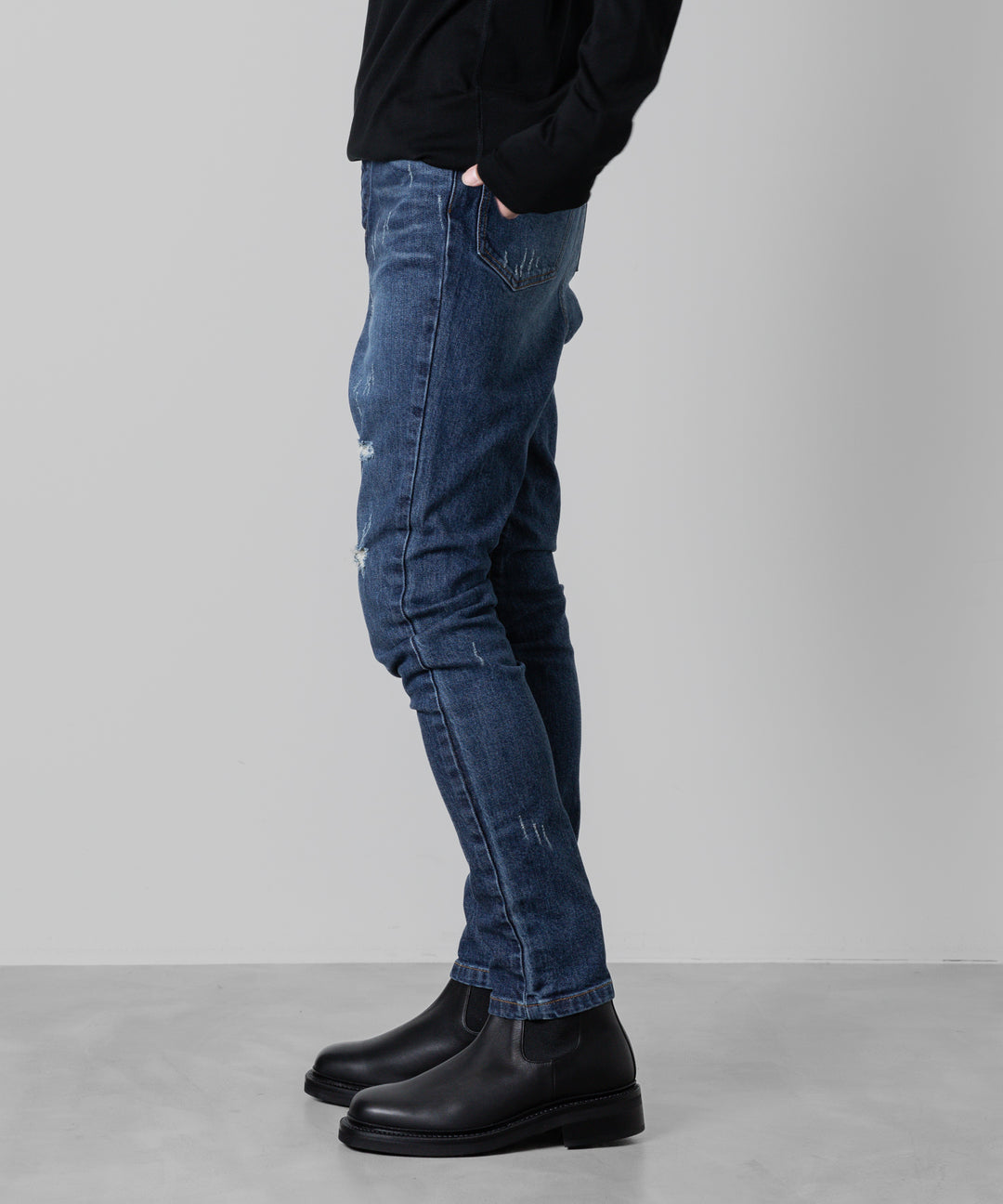 ato(アトウ)の23awコレクションのDAMAGED STRETCH SARROUEL DENIM PANTSのNAVY