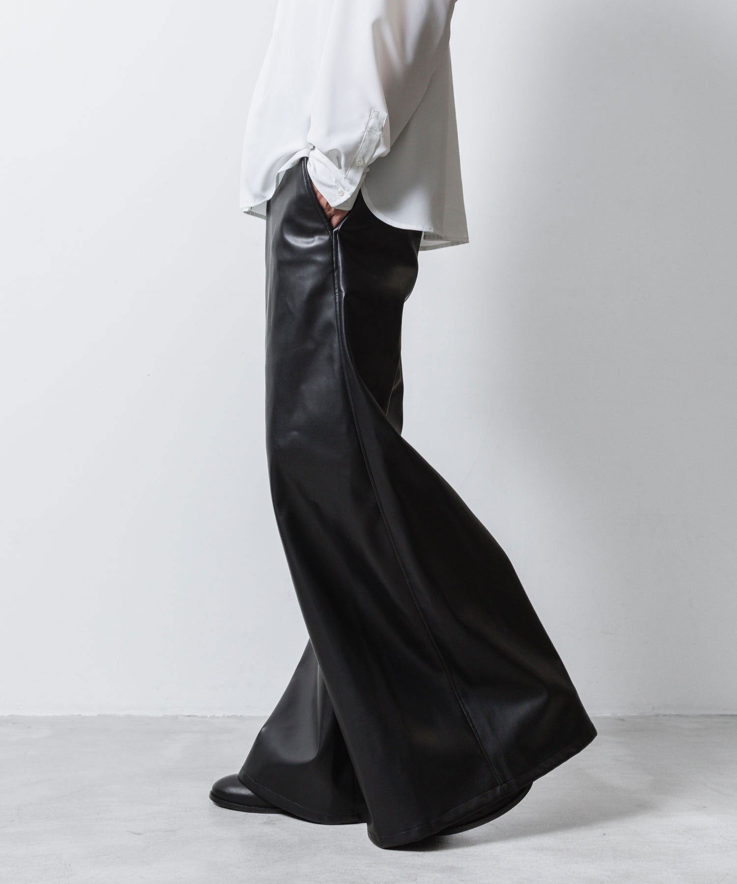 ato(アトウ)のSYNTHETIC LEATHER WIDE FLAIR PANTS - BLACKの公式通販サイトsession福岡セレクトショップ