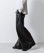 画像をギャラリービューアに読み込む, ato(アトウ)のSYNTHETIC LEATHER WIDE FLAIR PANTS - BLACKの公式通販サイトsession福岡セレクトショップ
