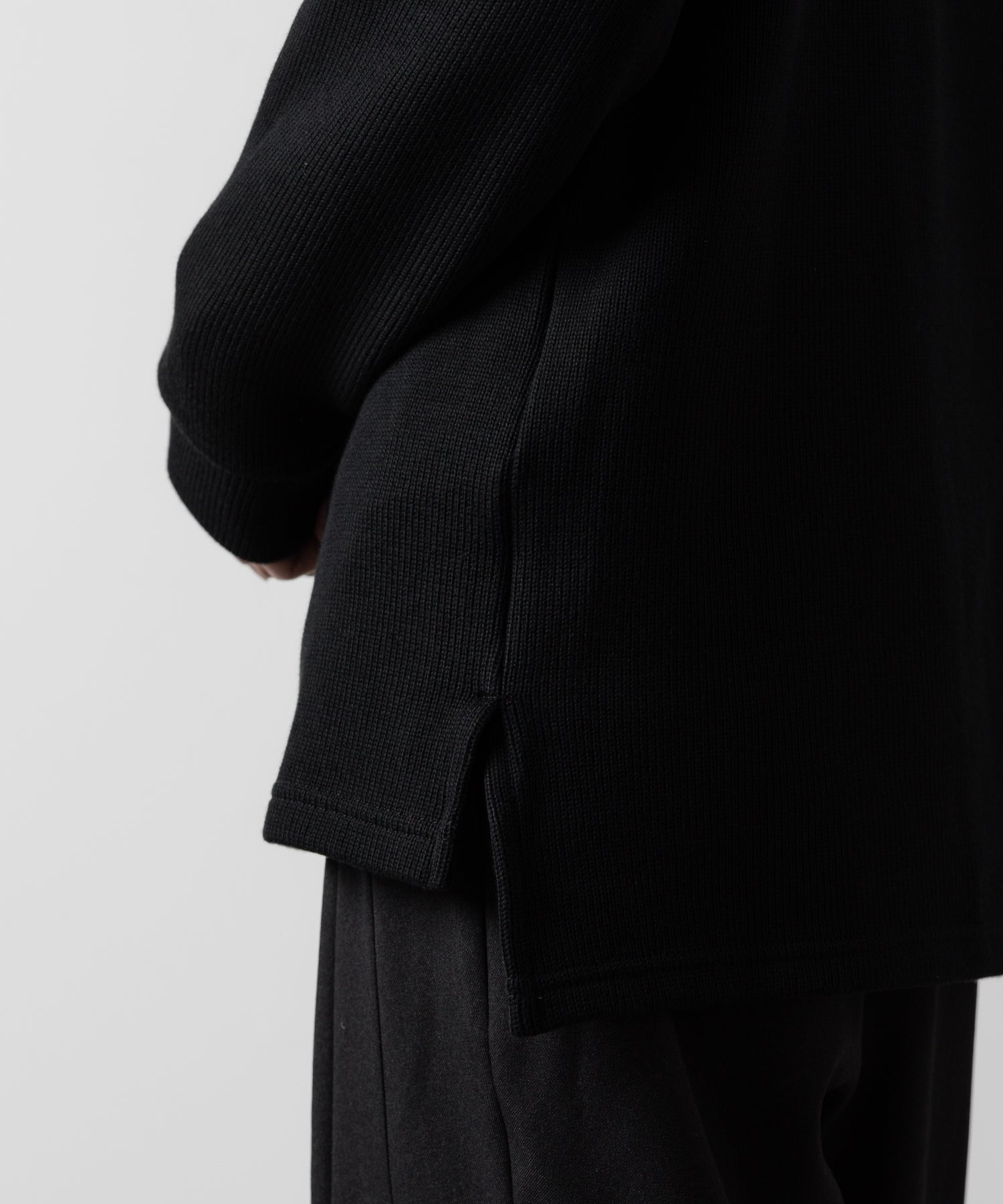 【ato】STAND COLLAR ZIP PULLOVER - BLACK