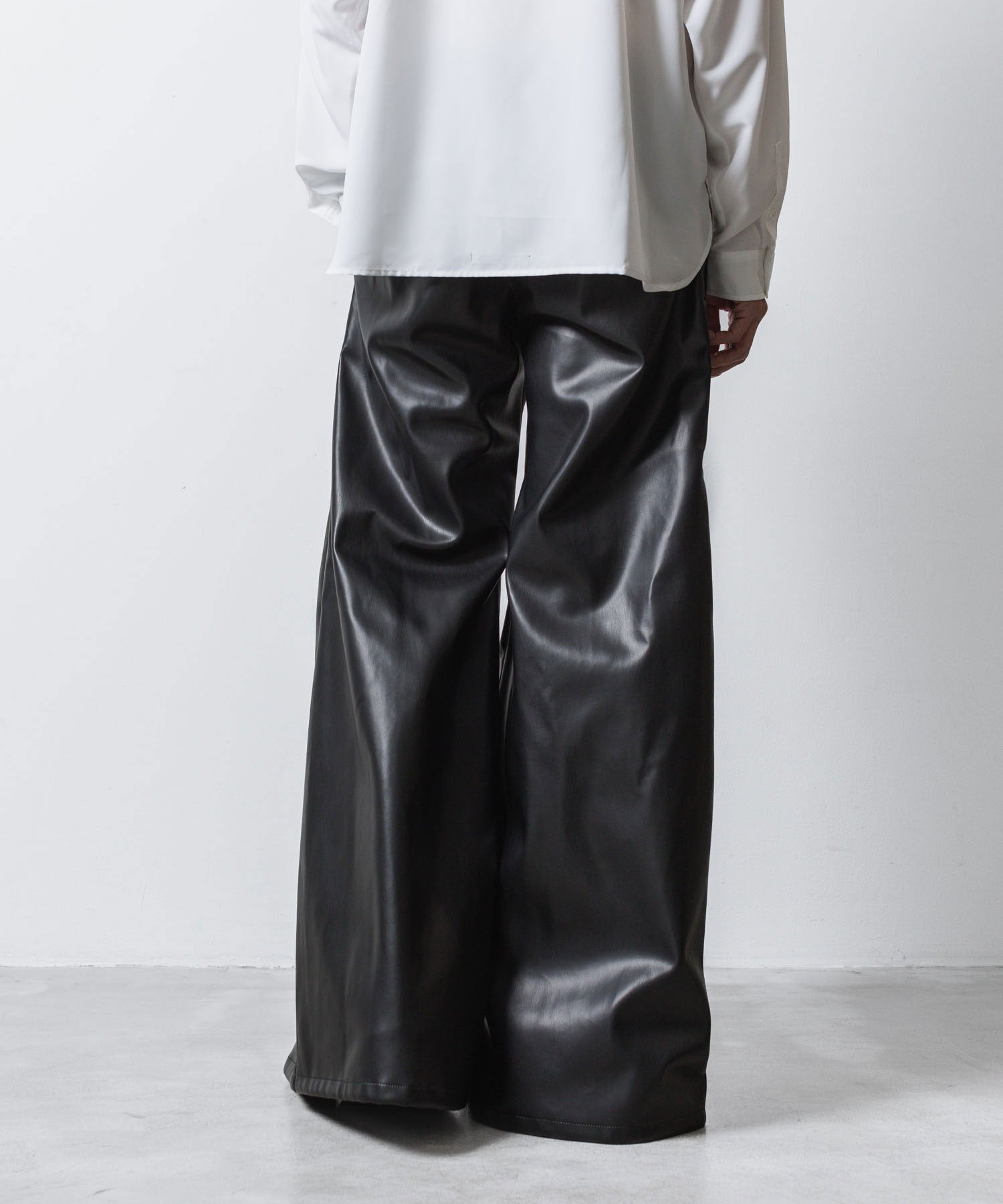 ato(アトウ)のSYNTHETIC LEATHER WIDE FLAIR PANTS - BLACKの公式通販サイトsession福岡セレクトショップ