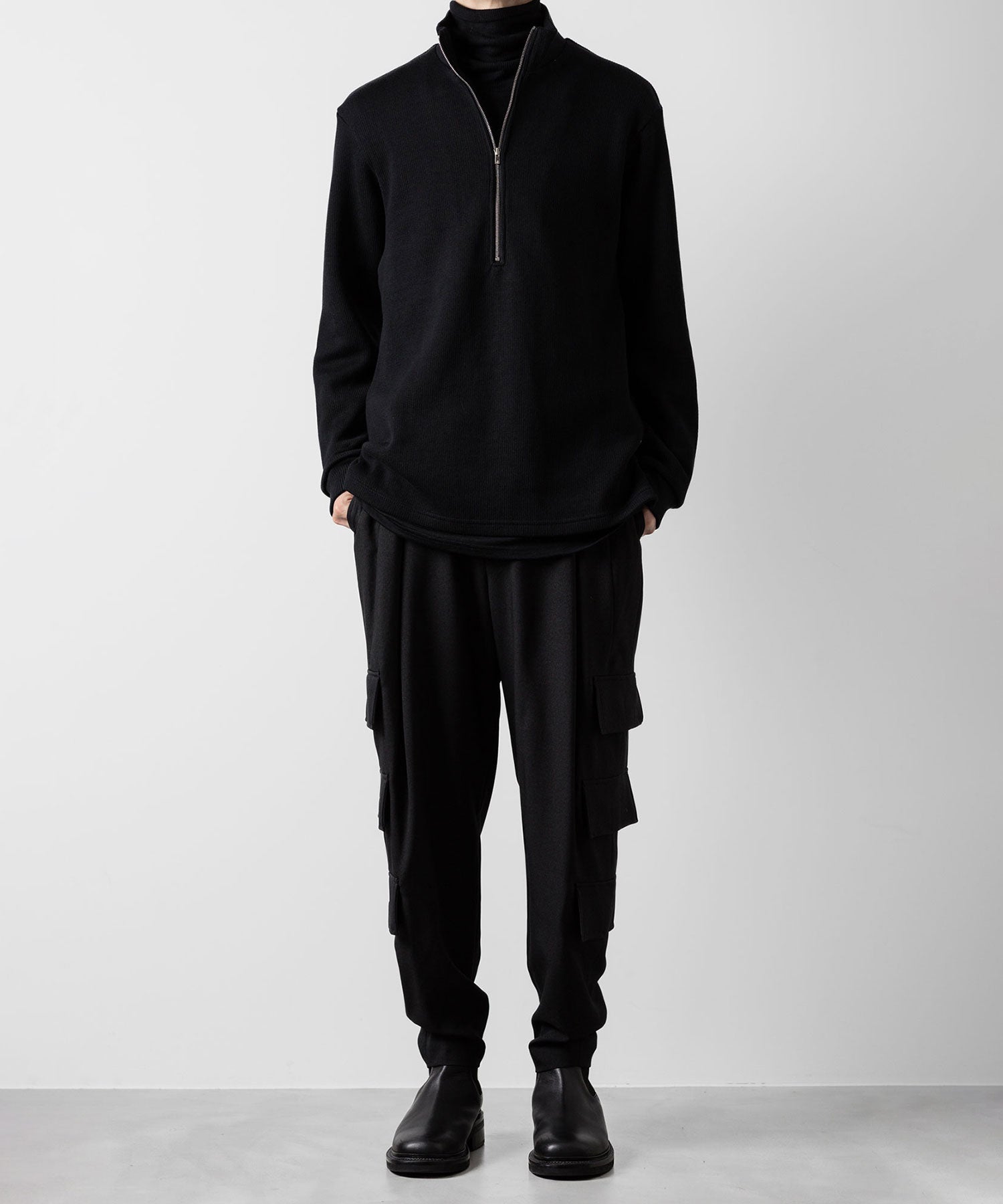 【ato】STAND COLLAR ZIP PULLOVER - BLACK