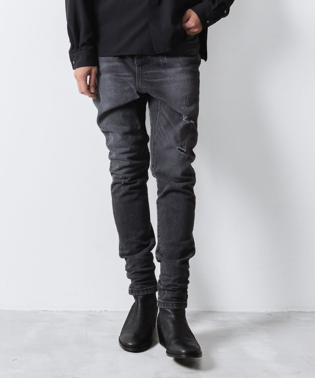 ato(アトウ)の23awコレクションのDAMAGED STRETCH SARROUEL DENIM PANTSのBLACK