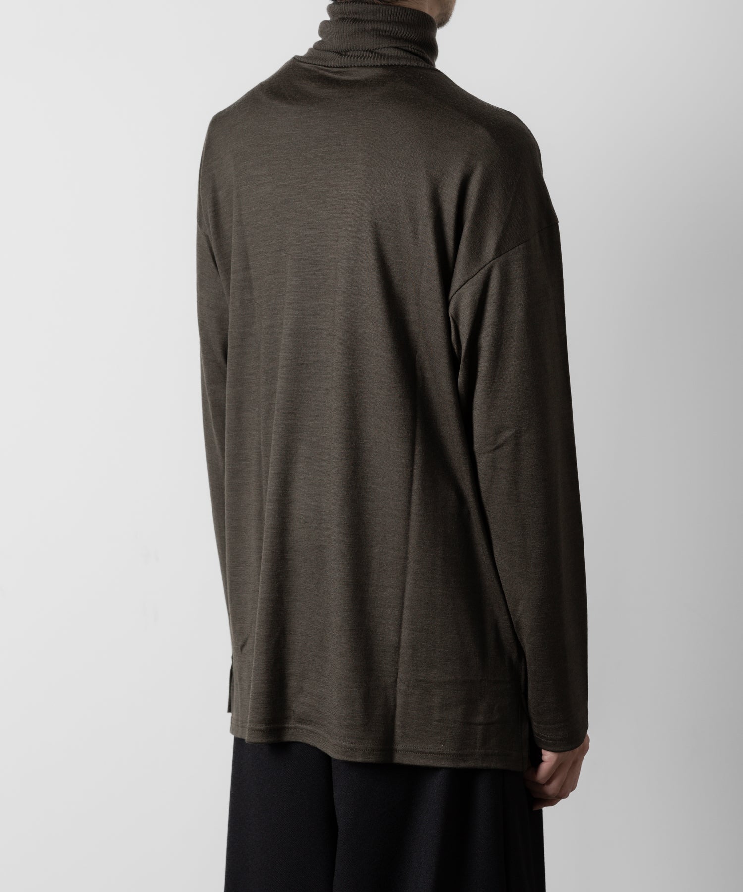 ato(アトウ)のWOOL JERSEY TURTLE NECK - KHAKIの公式通販サイトsession福岡セレクトショップ