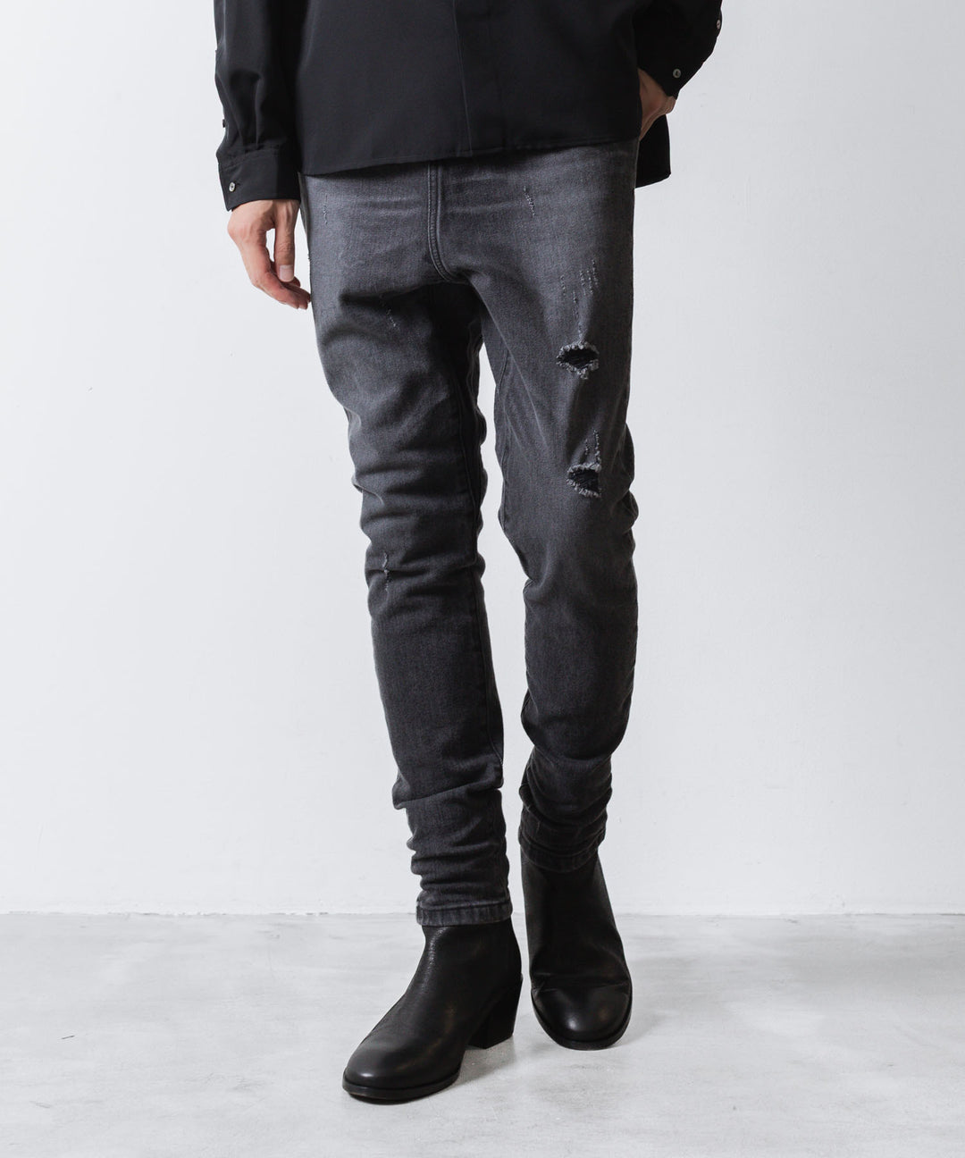 ato(アトウ)の23awコレクションのDAMAGED STRETCH SARROUEL DENIM PANTSのBLACK