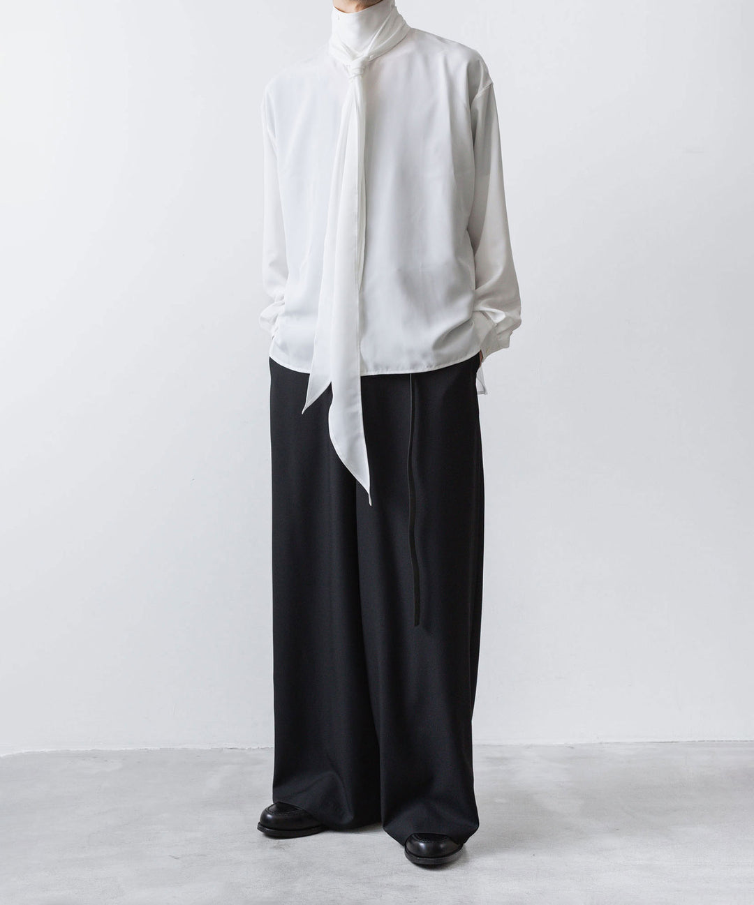 ato(アトウ)のCREPE DE CHINE  SHORT SCARF SHIRT - WHITEの公式通販サイトsession福岡セレクトショップ