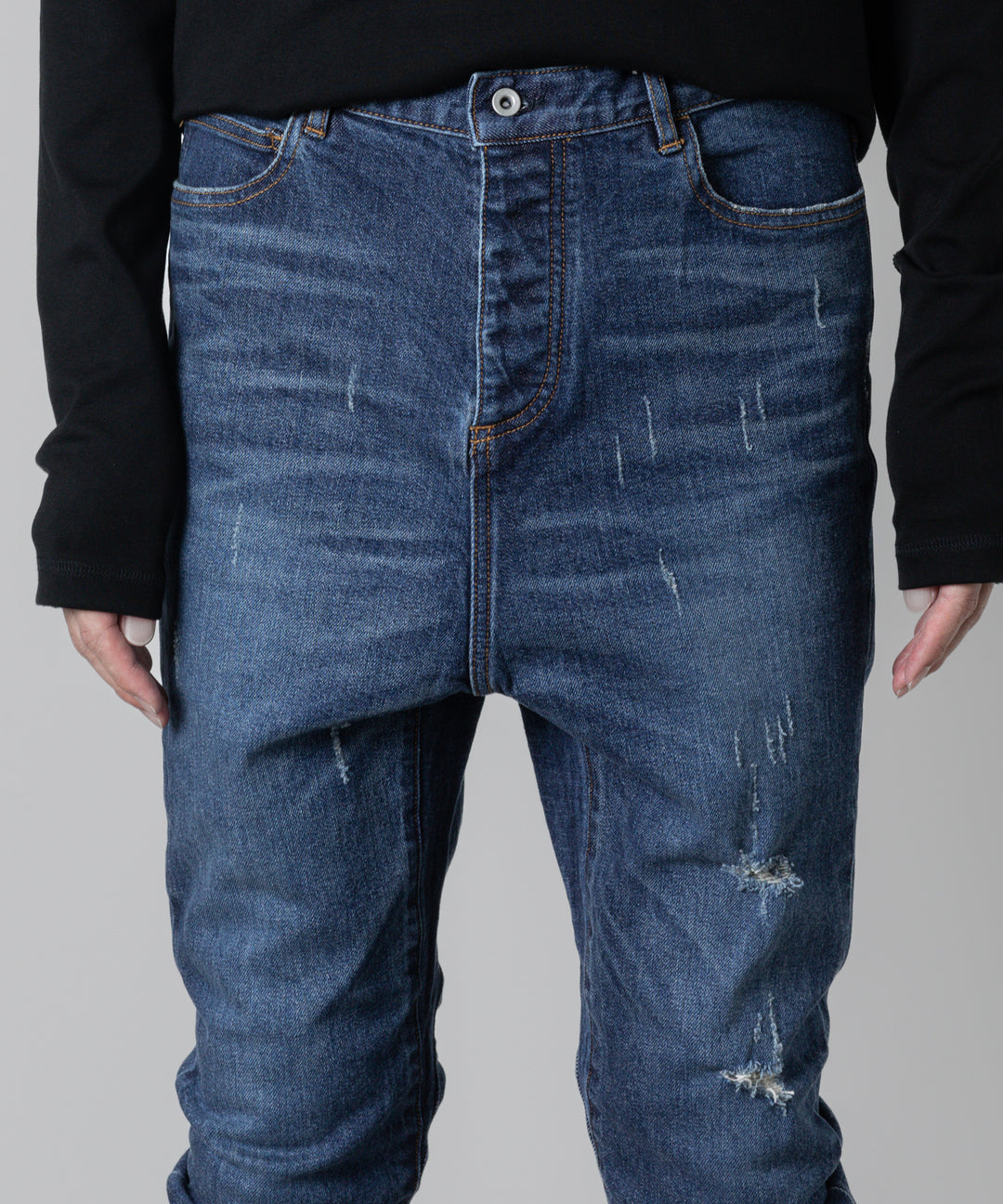 ato(アトウ)の23awコレクションのDAMAGED STRETCH SARROUEL DENIM PANTSのNAVY