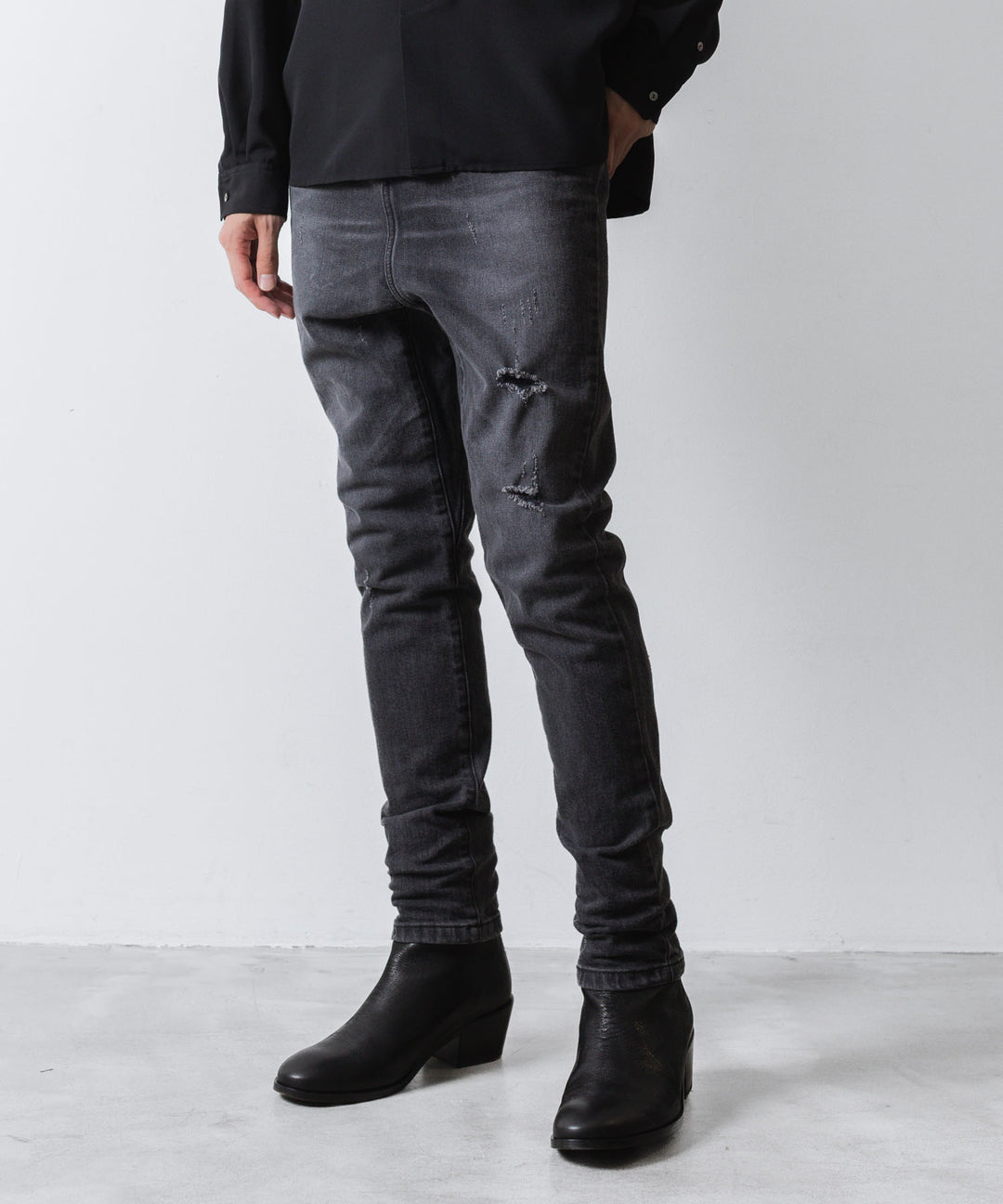 ato(アトウ)の23awコレクションのDAMAGED STRETCH SARROUEL DENIM PANTSのBLACK