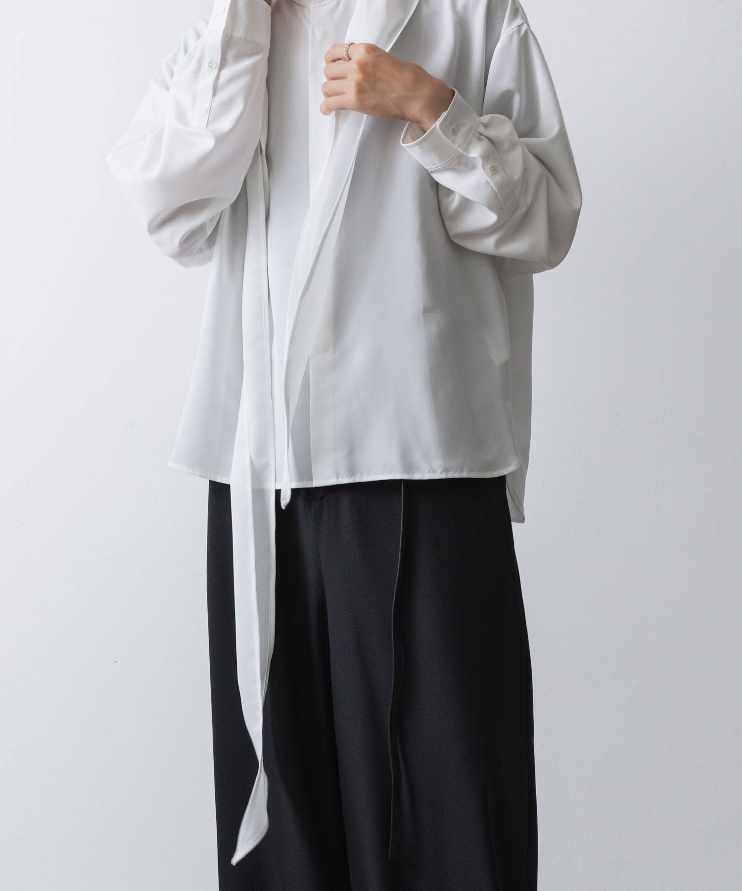 ato(アトウ)のCREPE DE CHINE  SHORT SCARF SHIRT - WHITEの公式通販サイトsession福岡セレクトショップ