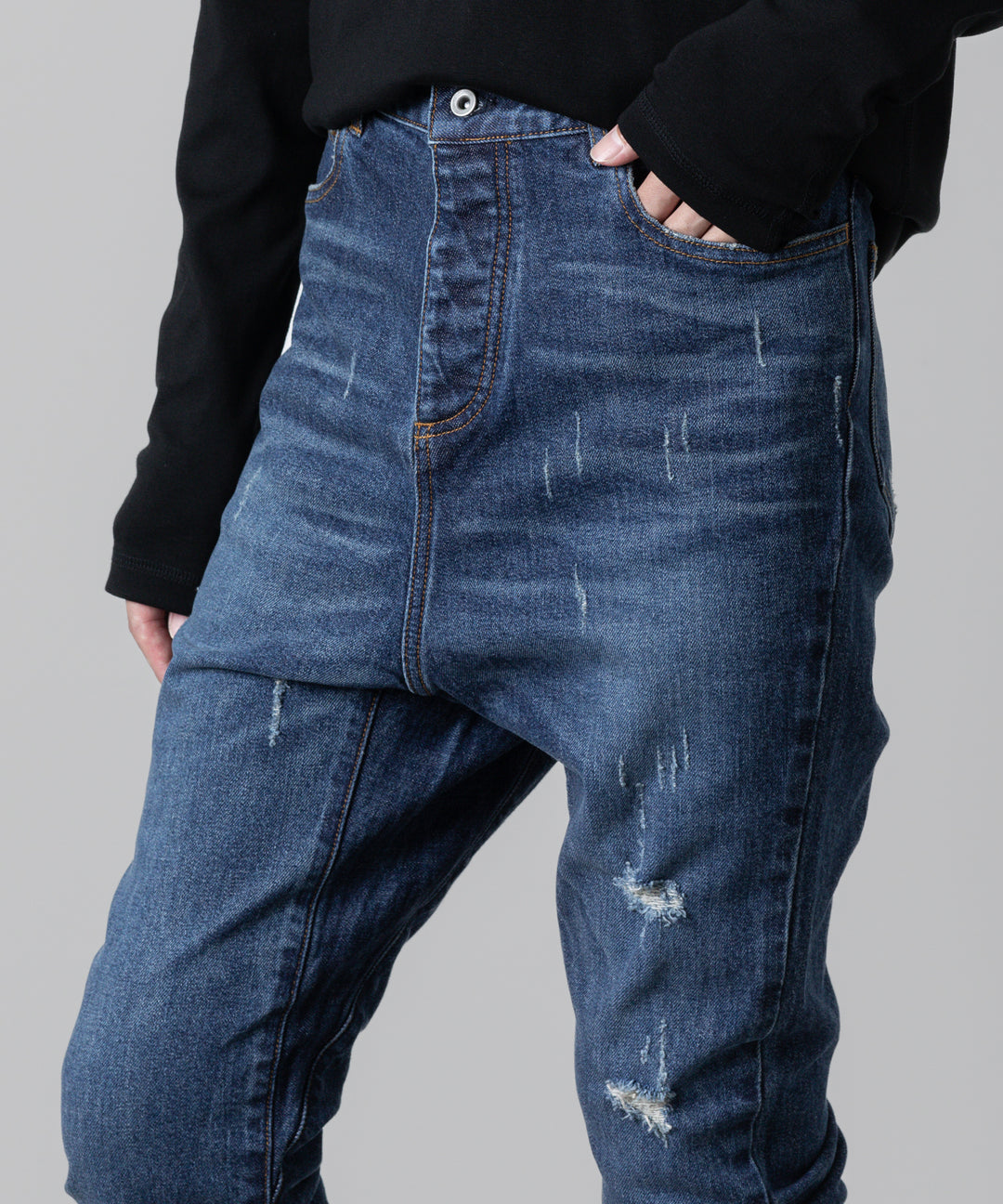 ato(アトウ)の23awコレクションのDAMAGED STRETCH SARROUEL DENIM PANTSのNAVY