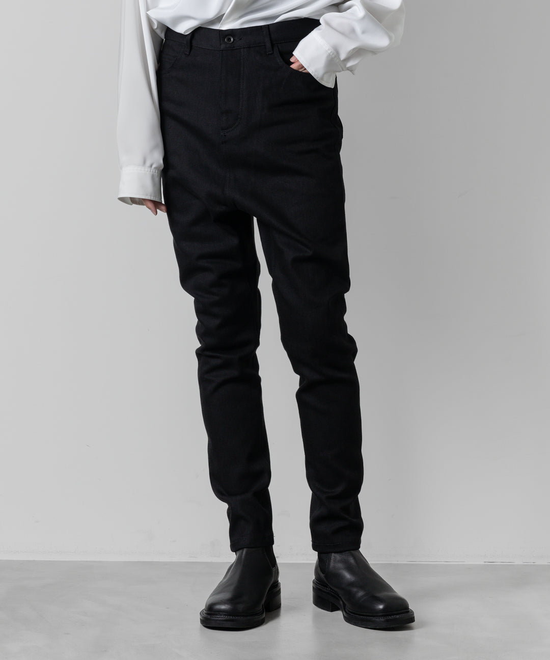 ato(アトウ)のSTRETCH DENIM SARROUEL PANTSのBLACK