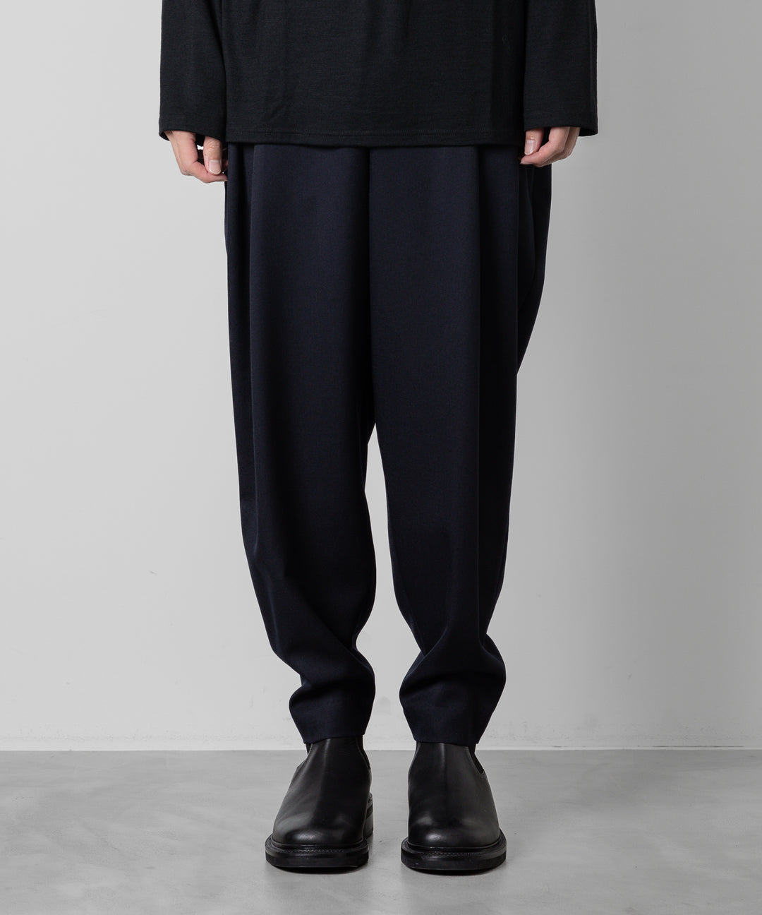 ato(アトウ)のWOOL 2TACK TAPERED PANTSのNAVY