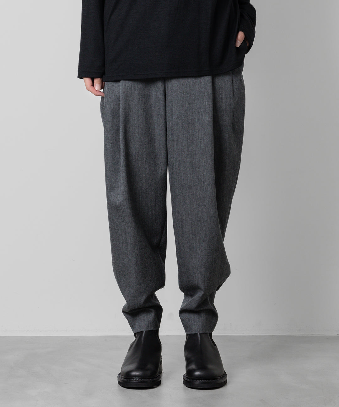 ato(アトウ)のWOOL 2TACK TAPERED PANTSのCHARCOAL