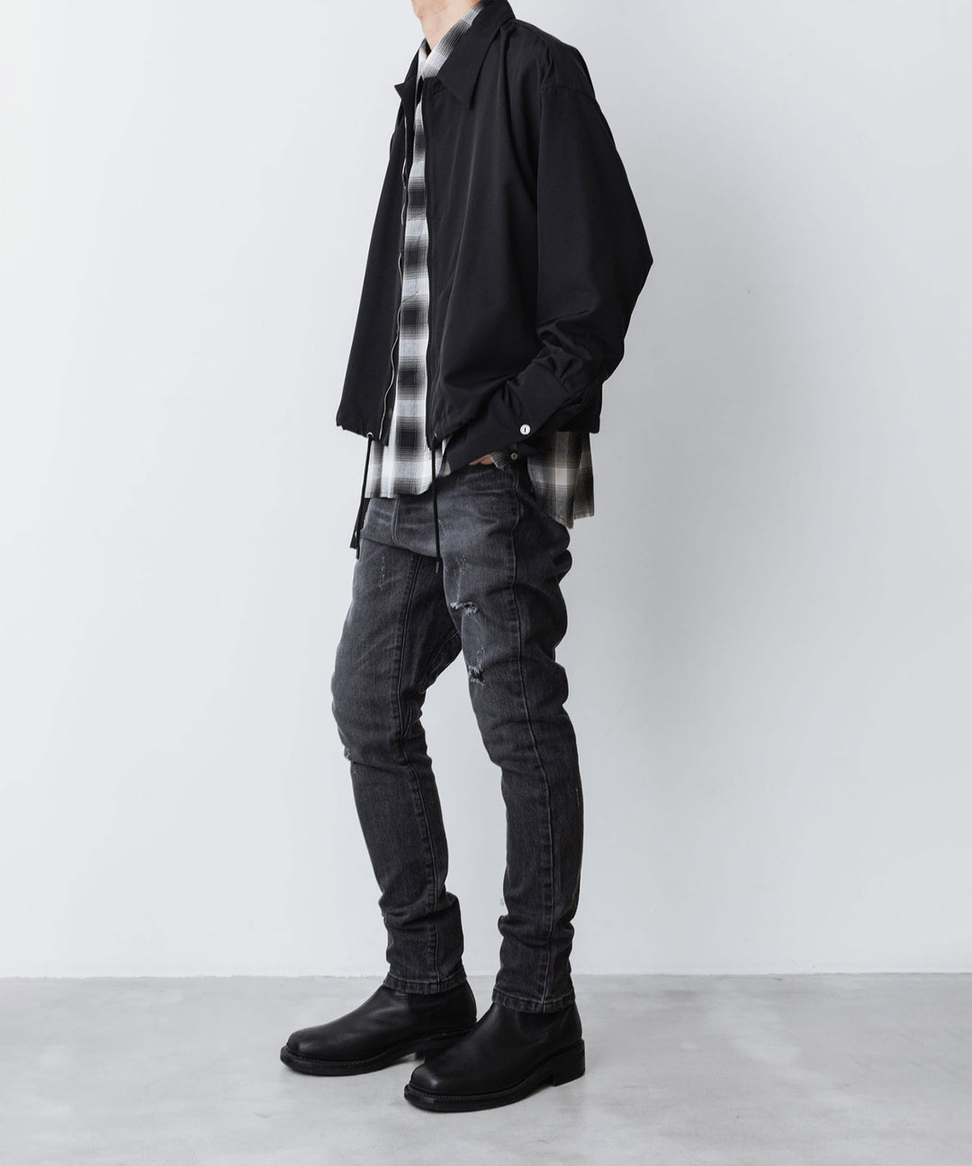 ato(アトウ)の23awコレクションのDAMAGED STRETCH SARROUEL DENIM PANTSのBLACK