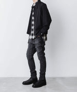 画像をギャラリービューアに読み込む, ato(アトウ)の23awコレクションのDAMAGED STRETCH SARROUEL DENIM PANTSのBLACK

