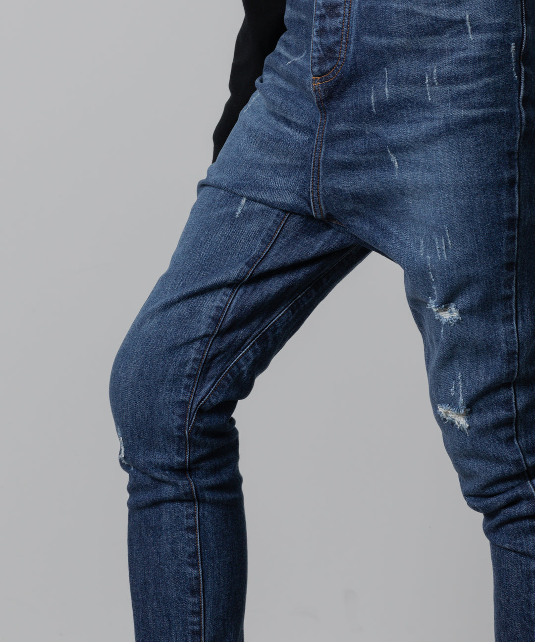 ato(アトウ)の23awコレクションのDAMAGED STRETCH SARROUEL DENIM PANTSのNAVY
