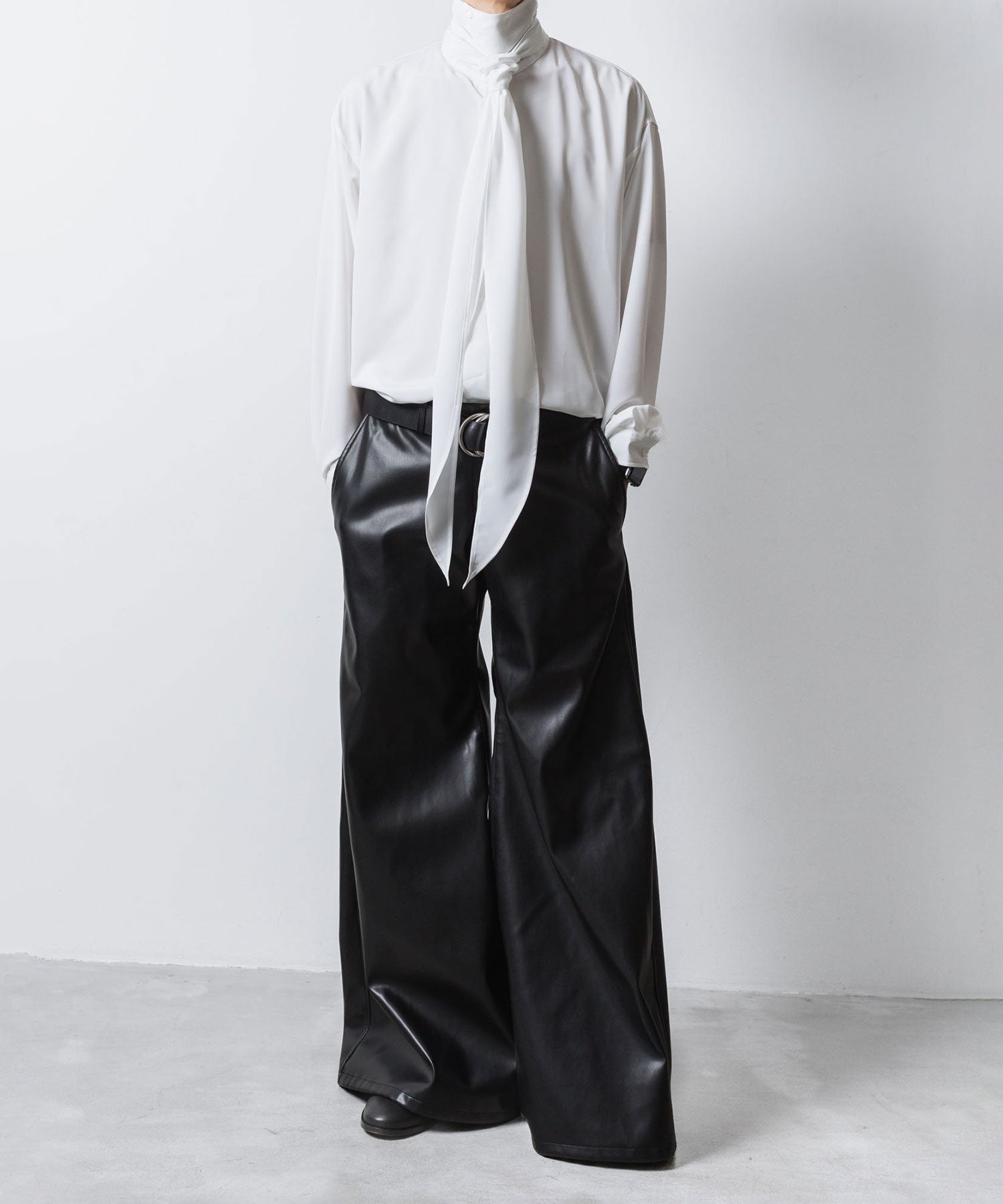 ato(アトウ)のSYNTHETIC LEATHER WIDE FLAIR PANTS - BLACKの公式通販サイトsession福岡セレクトショップ