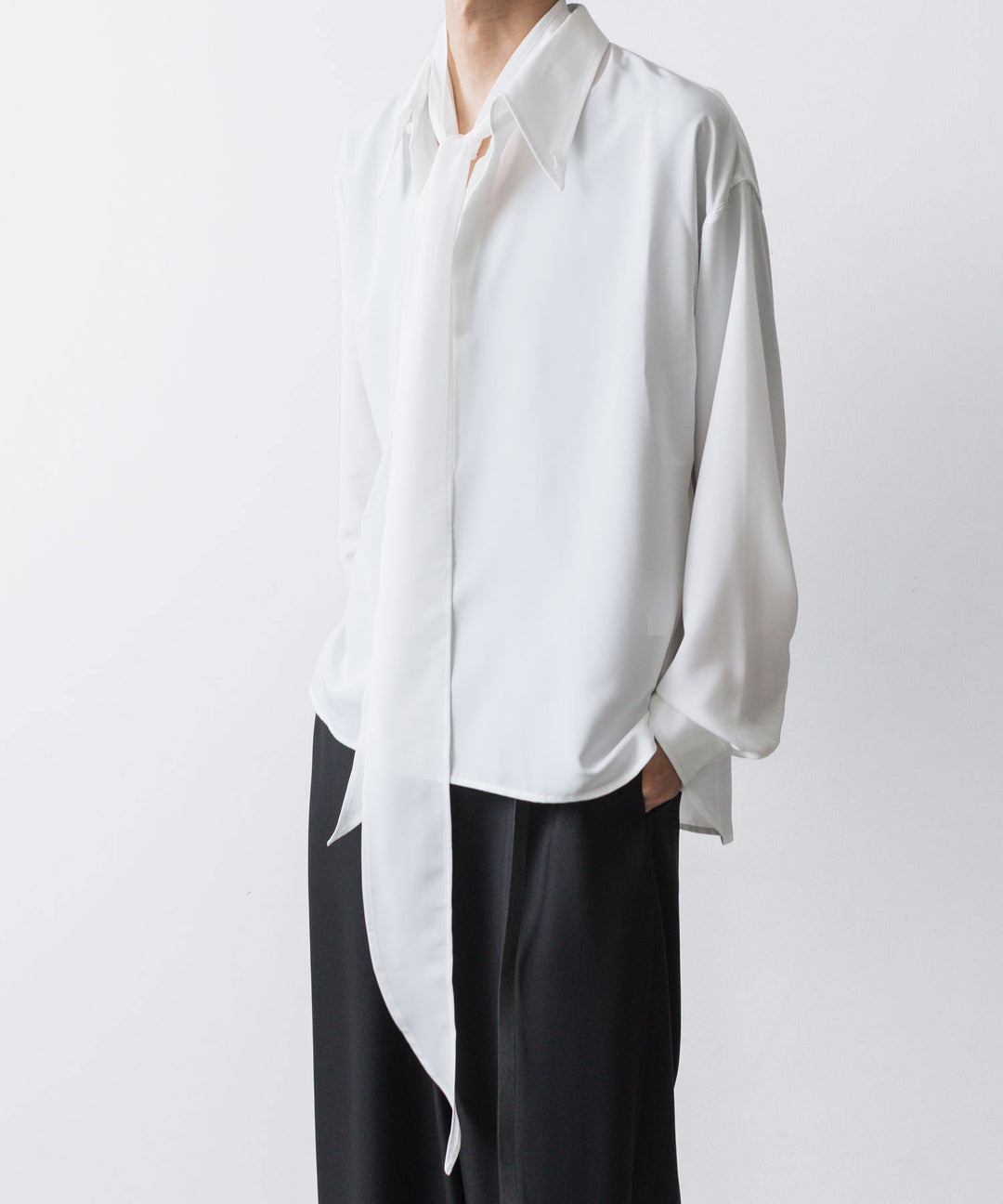 ato(アトウ)のCREPE DE CHINE  SHORT SCARF SHIRT - WHITEの公式通販サイトsession福岡セレクトショップ