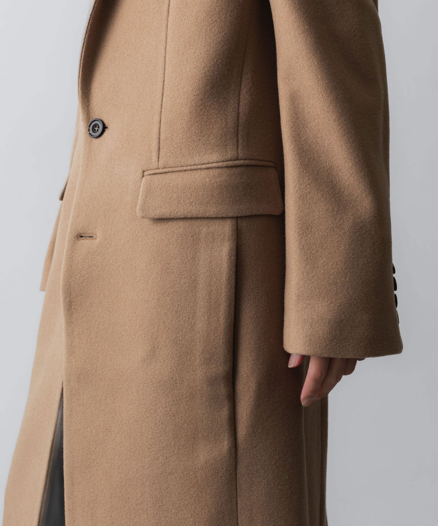 ato(アトウ)のENGLAND LAMB CHESTERFIELD COAT - BEIGEの公式通販サイトsession福岡セレクトショップ