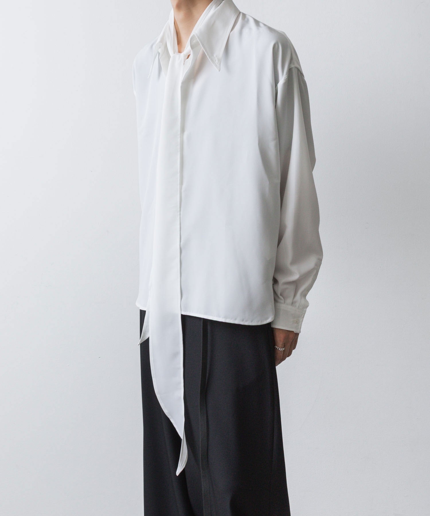 ato(アトウ)のCREPE DE CHINE  SHORT SCARF SHIRT - WHITEの公式通販サイトsession福岡セレクトショップ