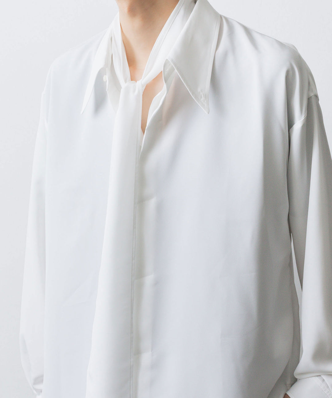ato(アトウ)のCREPE DE CHINE  SHORT SCARF SHIRT - WHITEの公式通販サイトsession福岡セレクトショップ