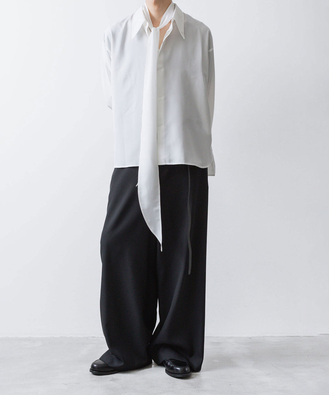 ato(アトウ)のCREPE DE CHINE  SHORT SCARF SHIRT - WHITEの公式通販サイトsession福岡セレクトショップ