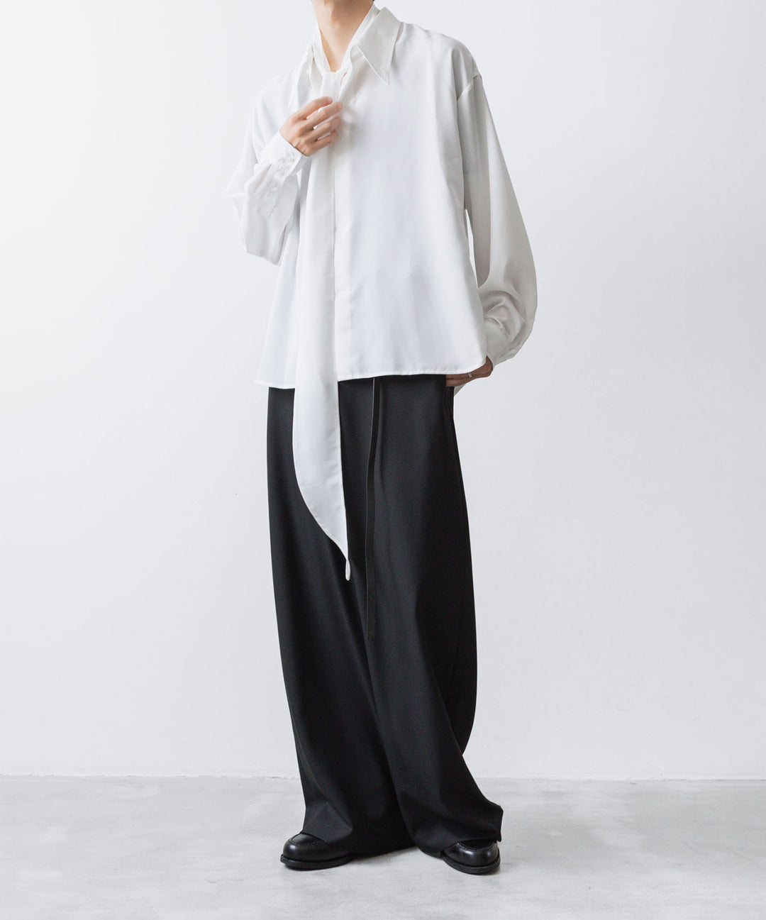 ato(アトウ)のCREPE DE CHINE  SHORT SCARF SHIRT - WHITEの公式通販サイトsession福岡セレクトショップ