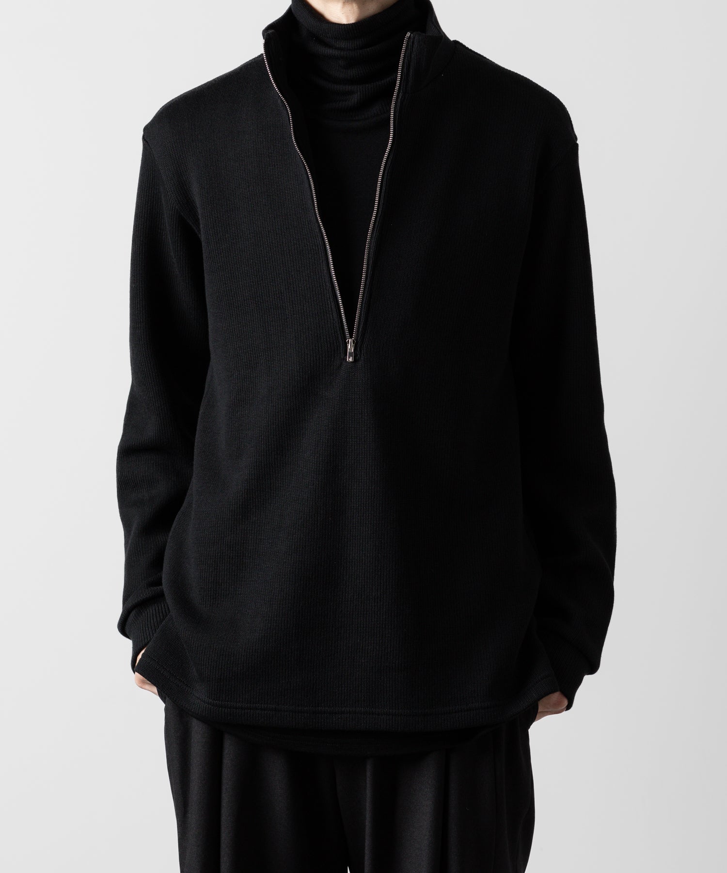 【ato】STAND COLLAR ZIP PULLOVER - BLACK