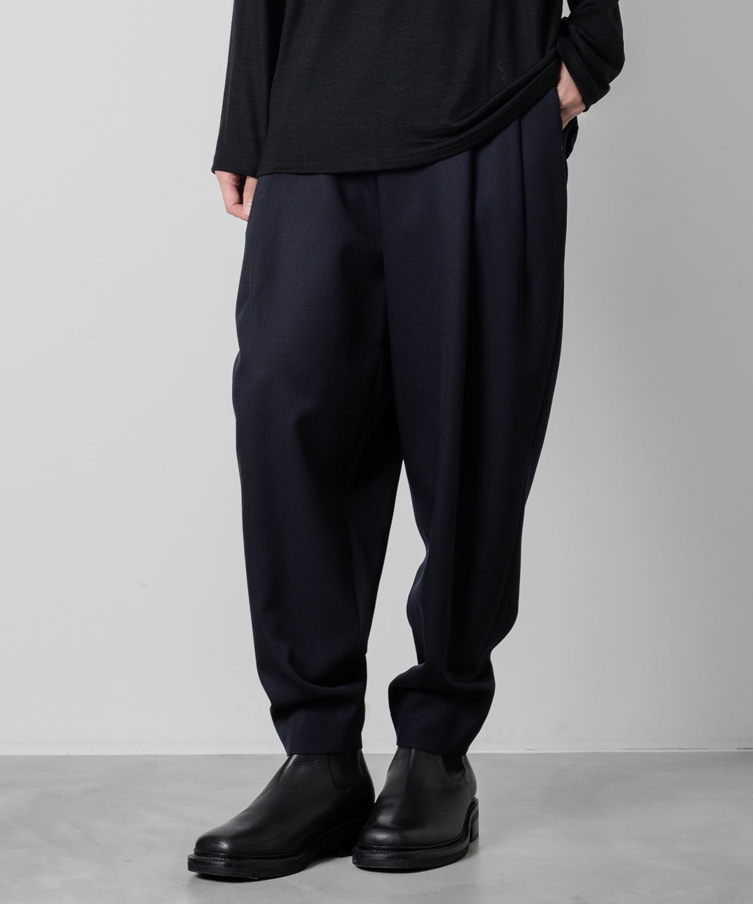 ato(アトウ)のWOOL 2TACK TAPERED PANTSのNAVY