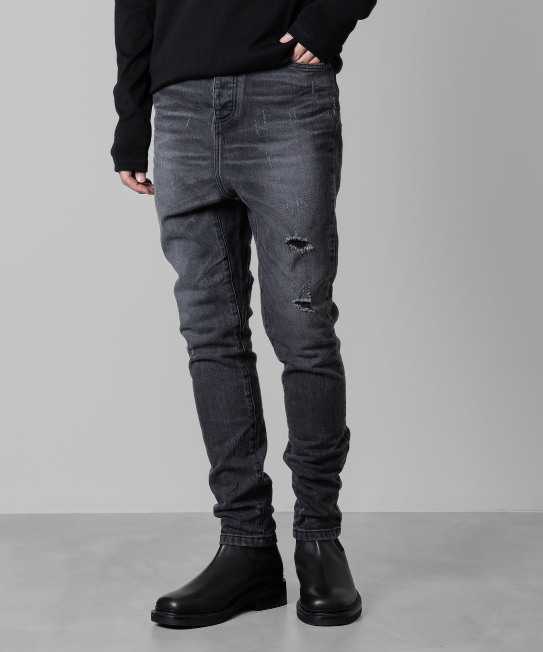 ato(アトウ)の23awコレクションのDAMAGED STRETCH SARROUEL DENIM PANTSのBLACK