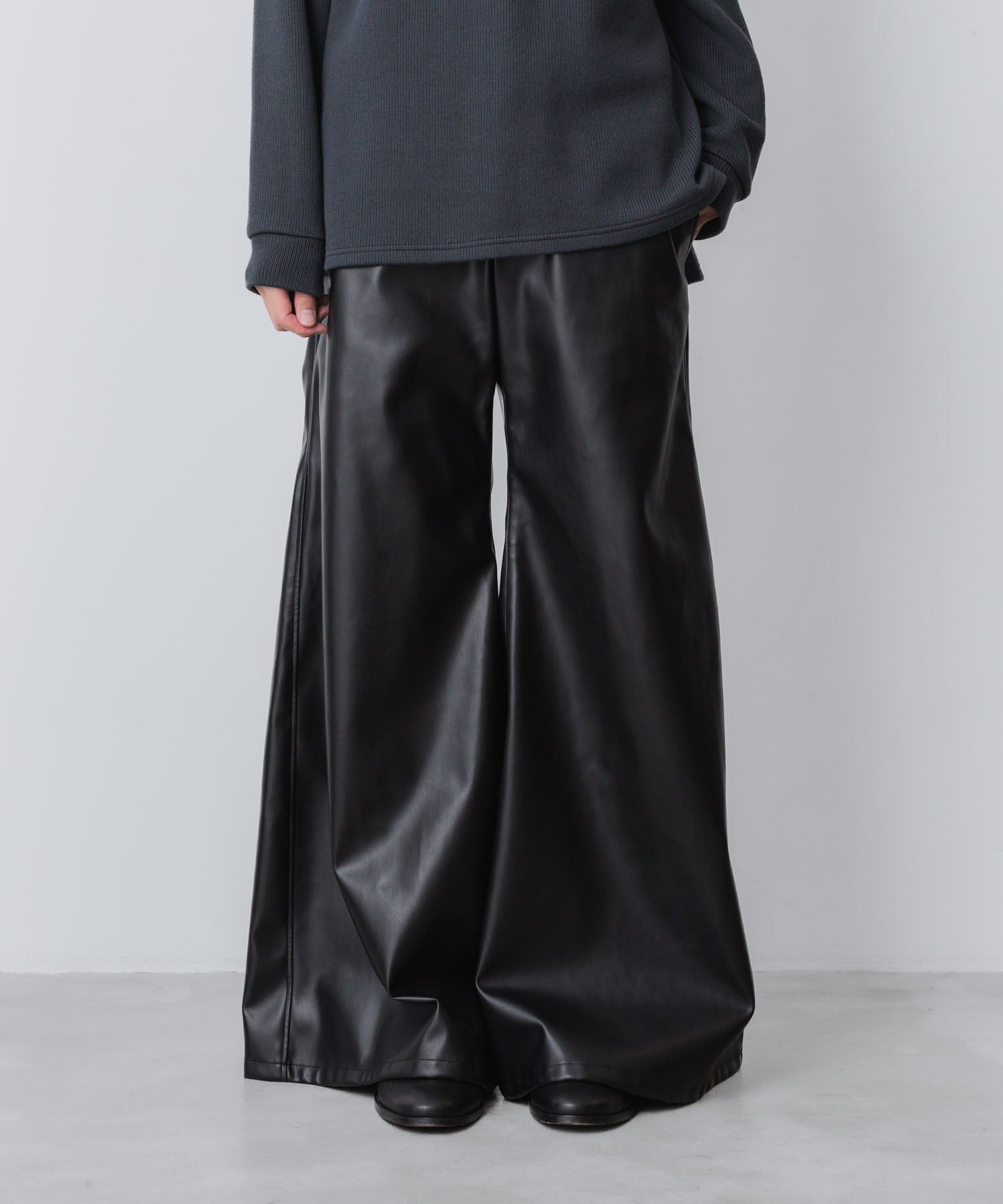 ato(アトウ)のSYNTHETIC LEATHER WIDE FLAIR PANTS - BLACKの公式通販サイトsession福岡セレクトショップ