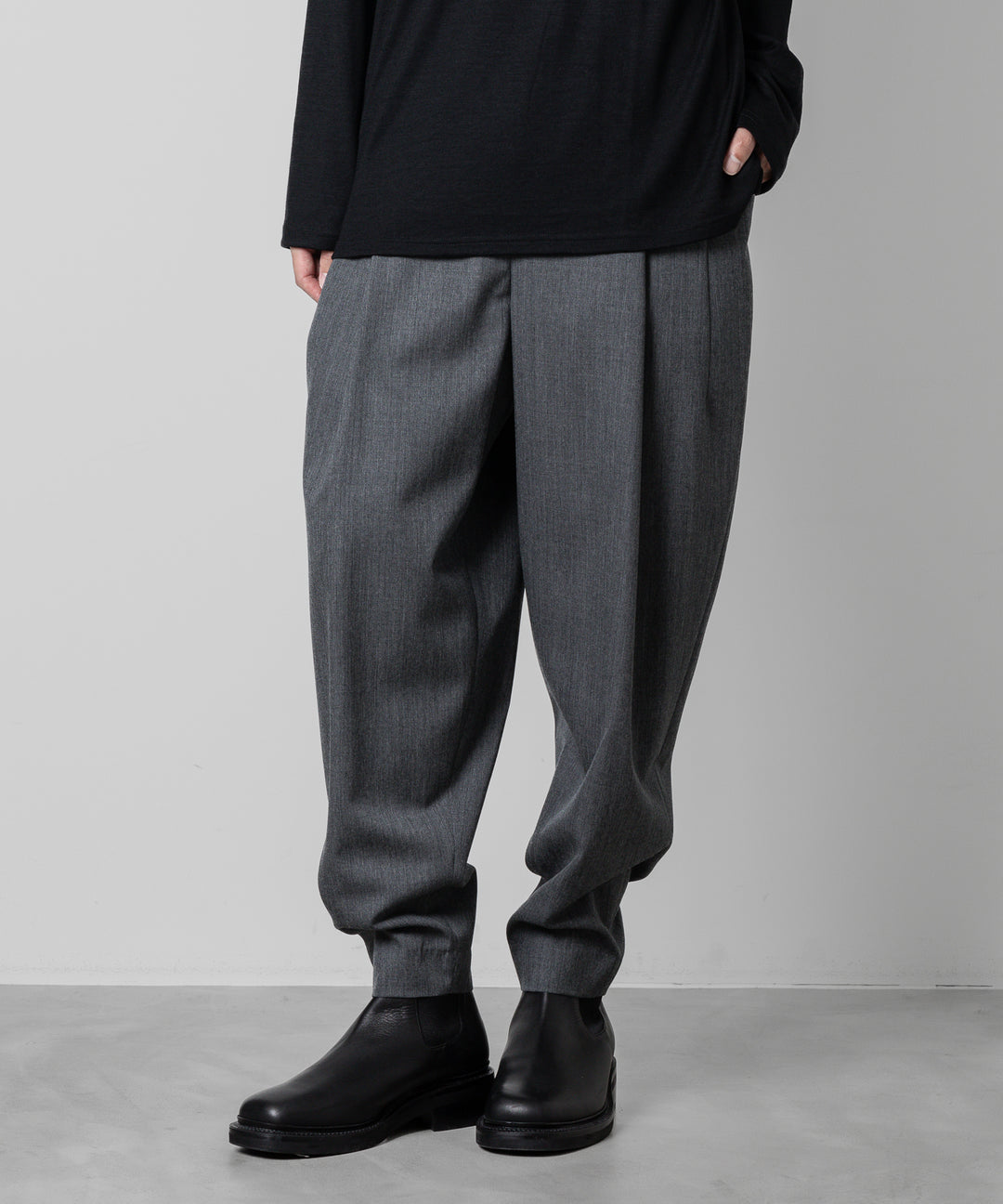 ato(アトウ)のWOOL 2TACK TAPERED PANTSのCHARCOAL